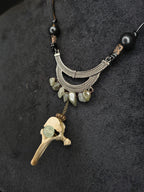 Ketunnikama luusta valmistettu kaulakoru prehniittihelmillä ja laboradoriittisiruilla. Lähikuva sivulta. 