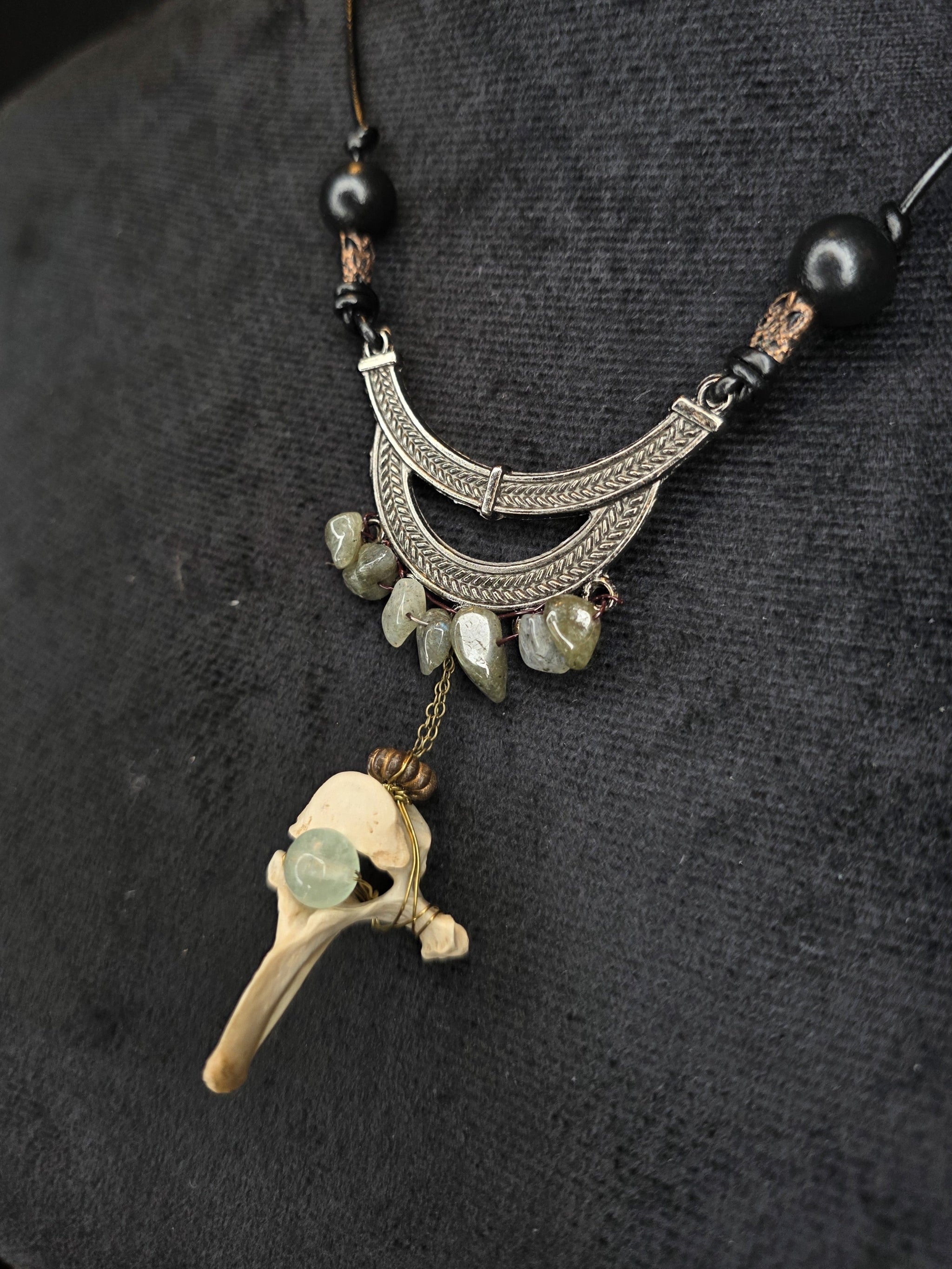 Ketunnikama luusta valmistettu kaulakoru prehniittihelmillä ja laboradoriittisiruilla. Lähikuva sivulta. 