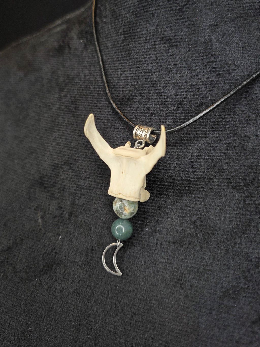 Ketunnikamasta valmistettu kaulakoru puuakaatti ja sammalakaatti helmillä ja kuu riipuksella.