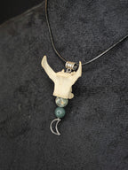 Ketunnikamasta valmistettu kaulakoru puuakaatti ja sammalakaatti helmillä ja kuu riipuksella.