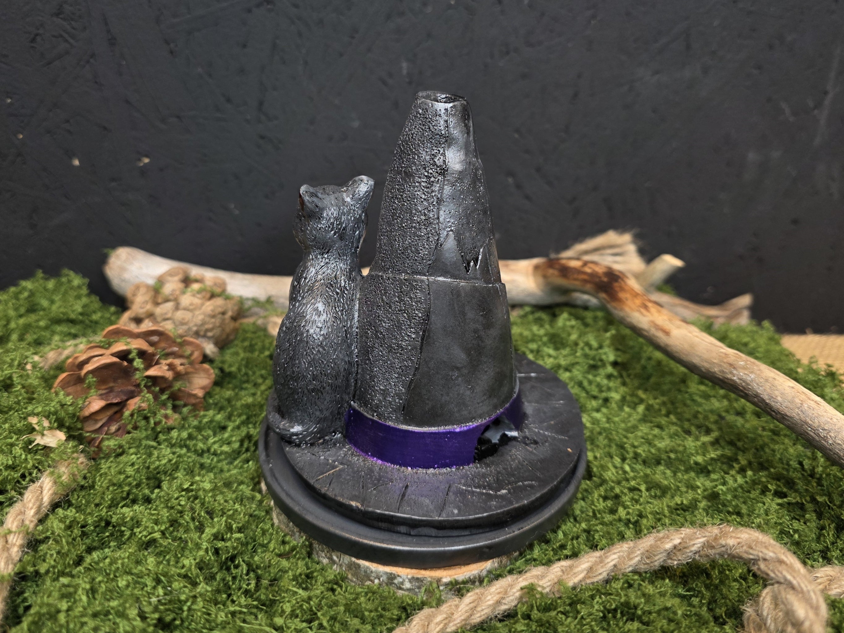 Kissa ja noidanhattu aiheinen suitsukepoltin kartiosuitsukkeille.