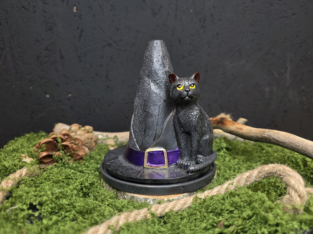 Kissa ja noidanhattu aiheinen suitsukepoltin kartiosuitsukkeille.