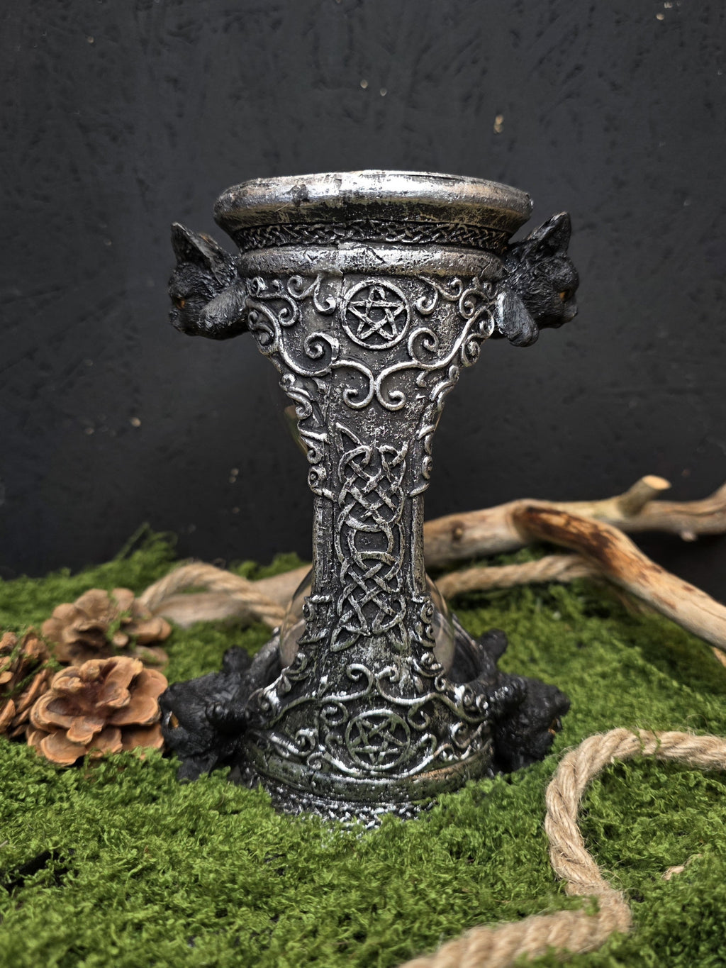 Tiimalasi, kissa aiheinen.