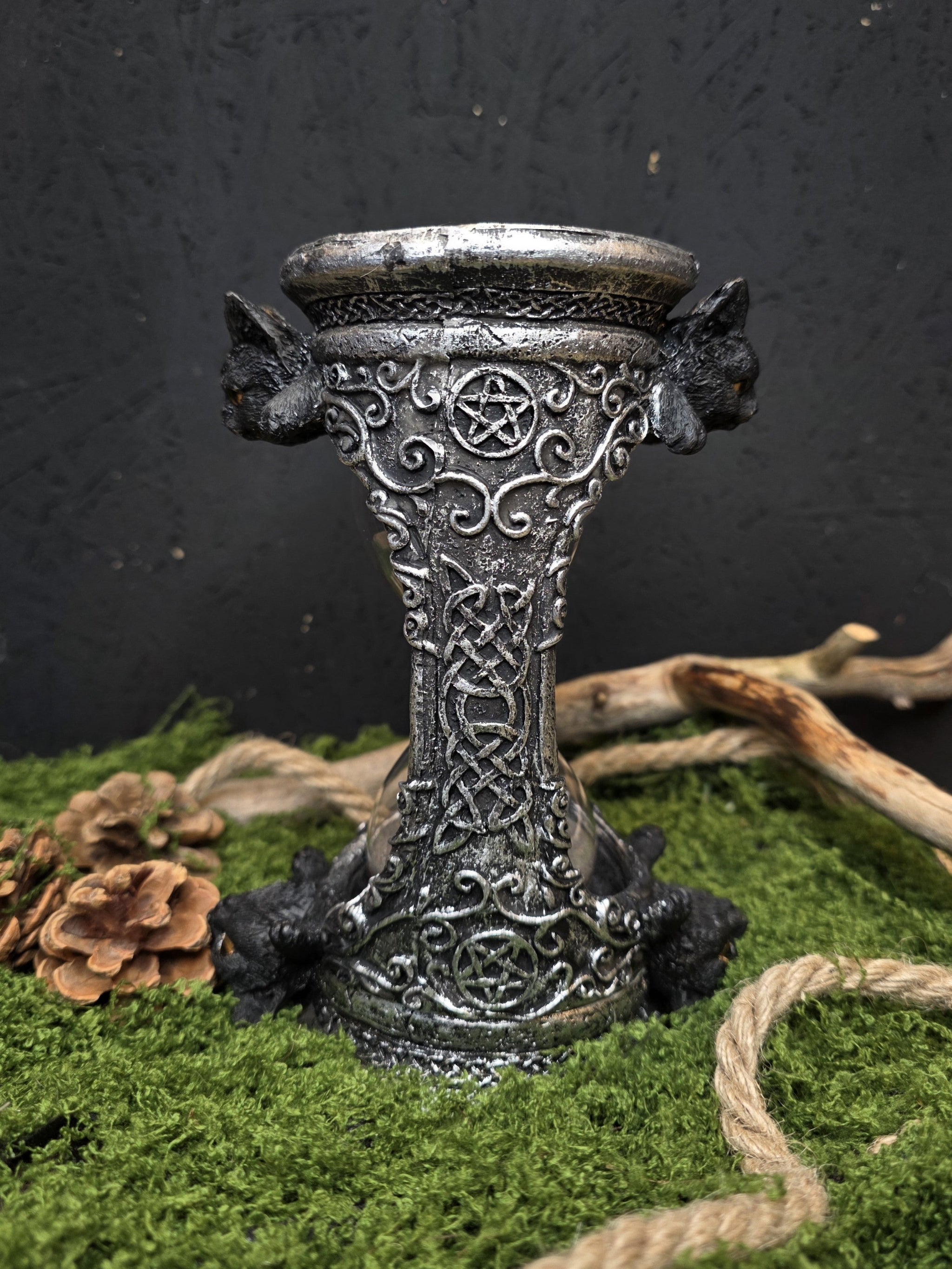 Tiimalasi, kissa aiheinen.