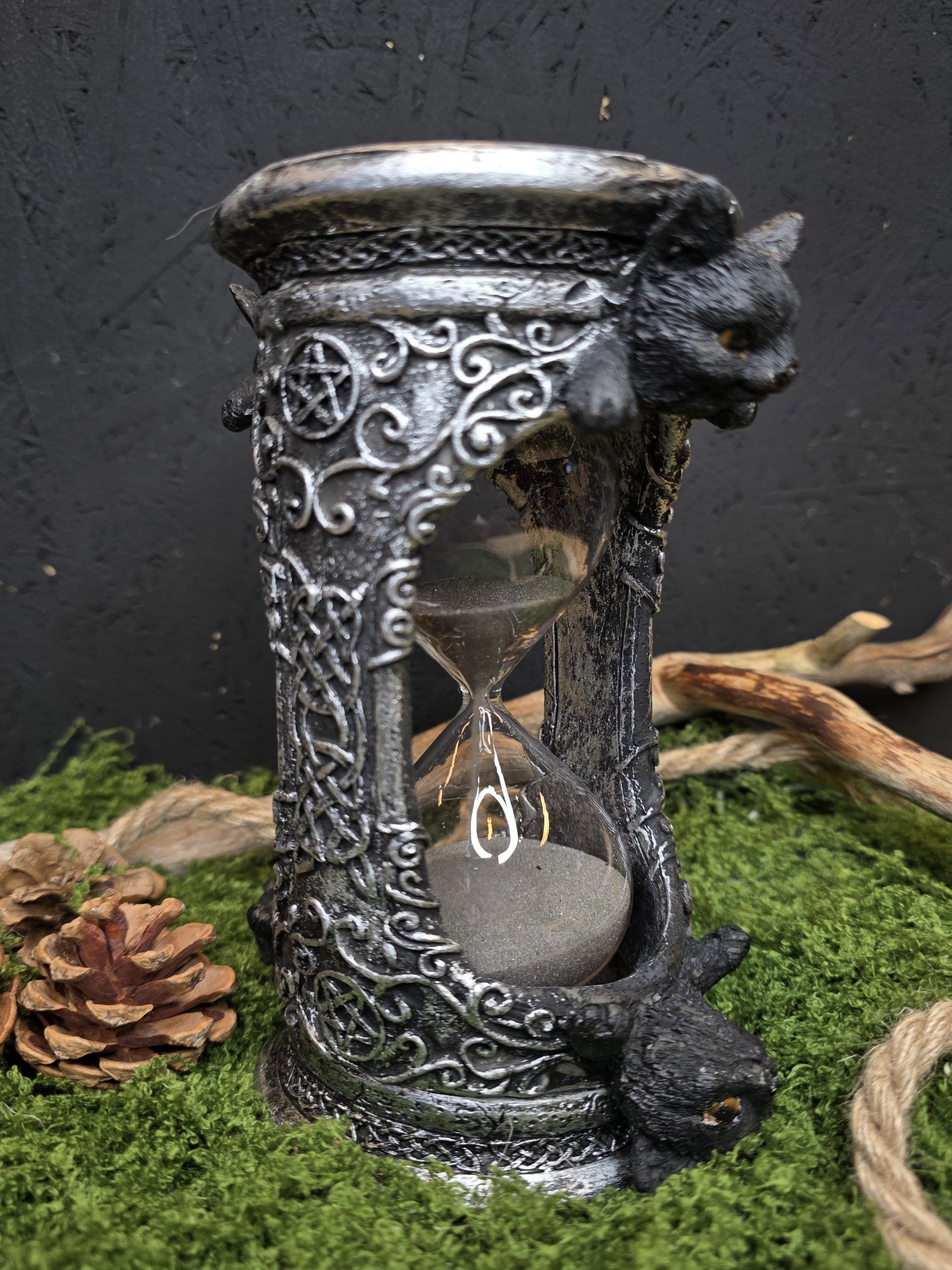 Tiimalasi, kissa aiheinen.