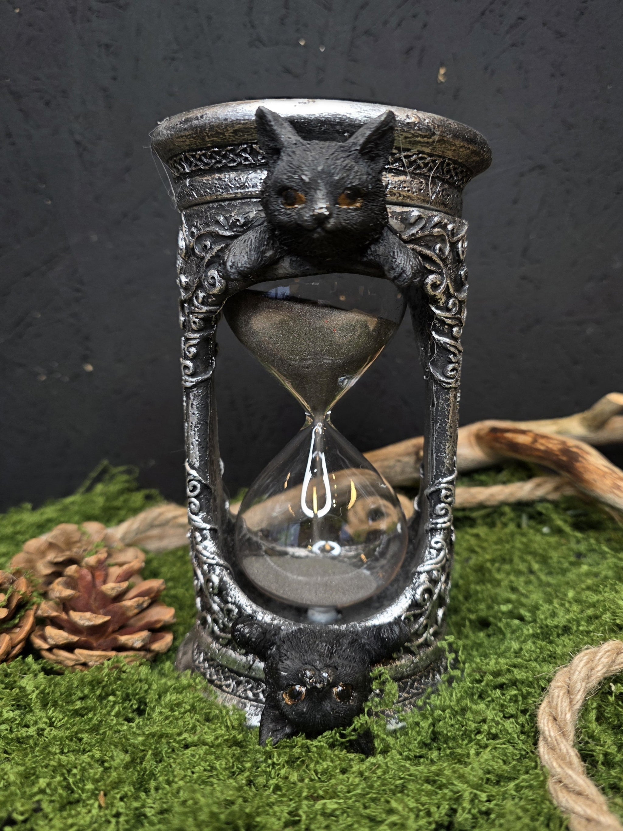 Tiimalasi, kissa aiheinen.