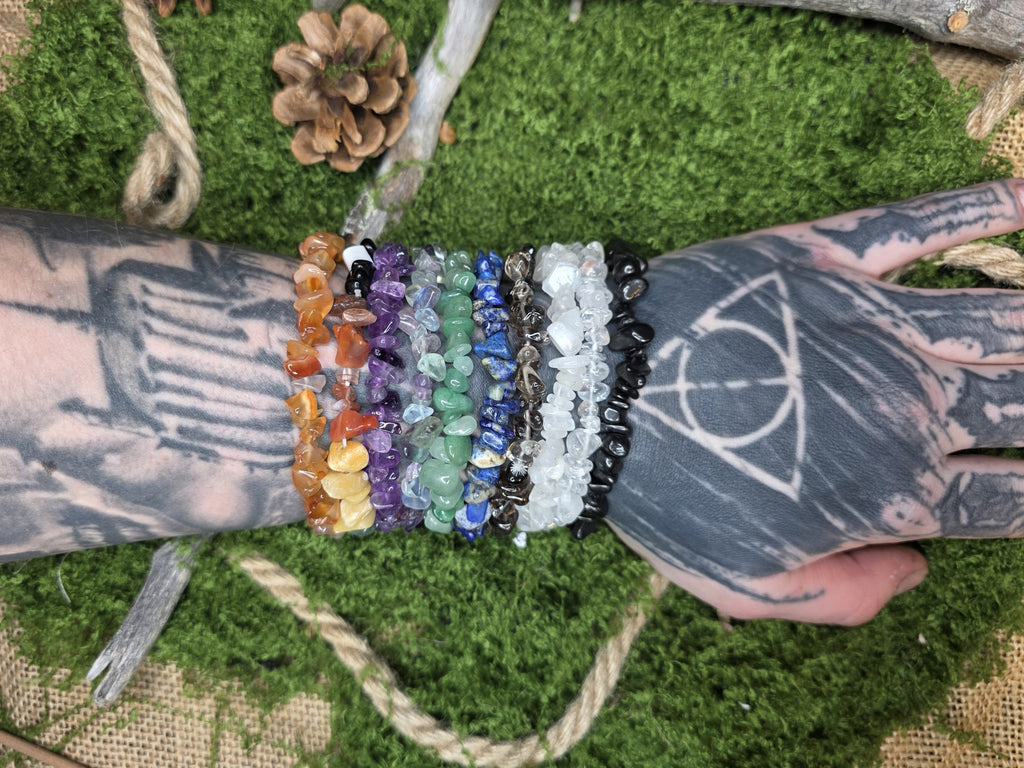 Kivisiruista valmistettuja rannekoruja, useita eri kivi vaihtoehtoja. 