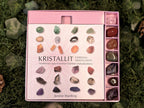 Kristalli, energiaa kristalleista, erilaisia kiviä ja oppaan sisältävä pakkaus. 