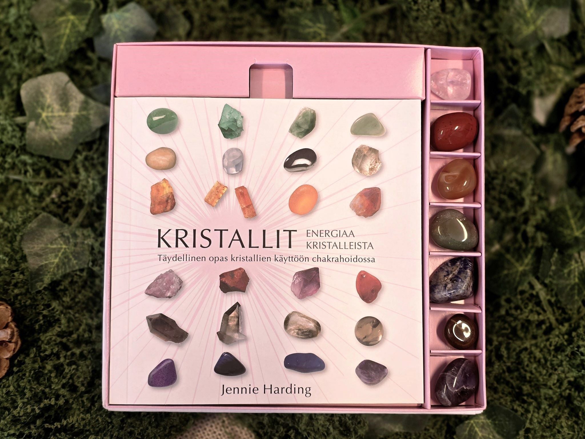 Kristalli, energiaa kristalleista, erilaisia kiviä ja oppaan sisältävä pakkaus. 