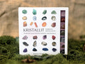 Kristalli, energiaa kristalleista, erilaisia kiviä ja oppaan sisältävä pakkaus. 