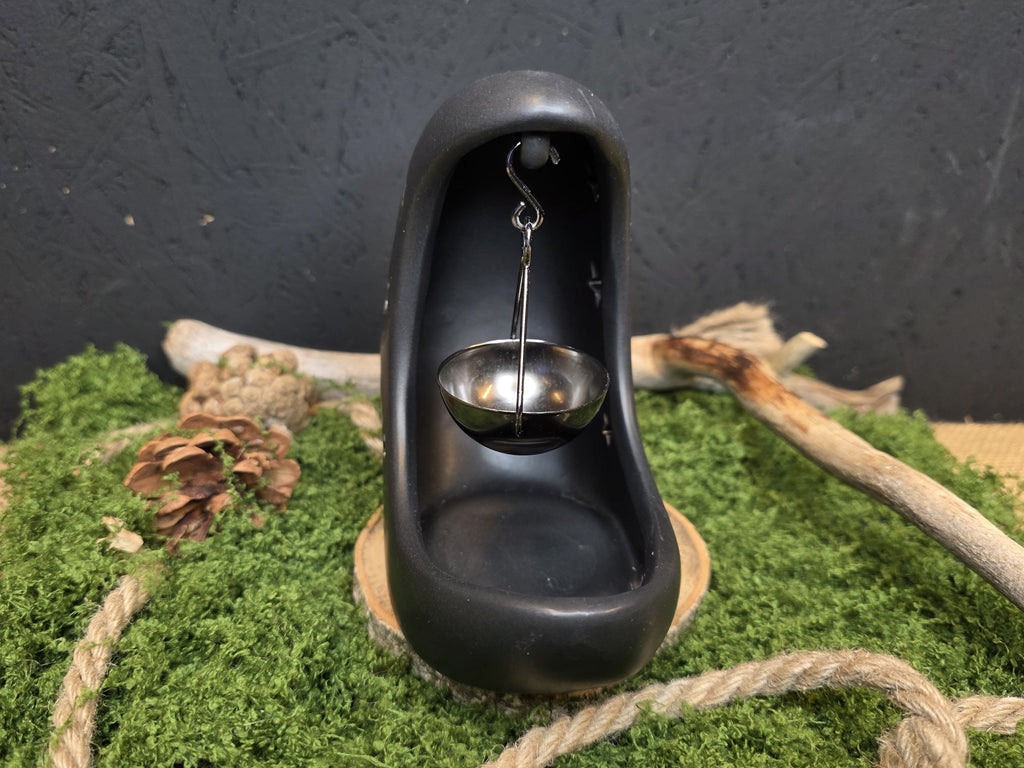 Kuunsirpin muotoinen musta tuoksulyhty. 