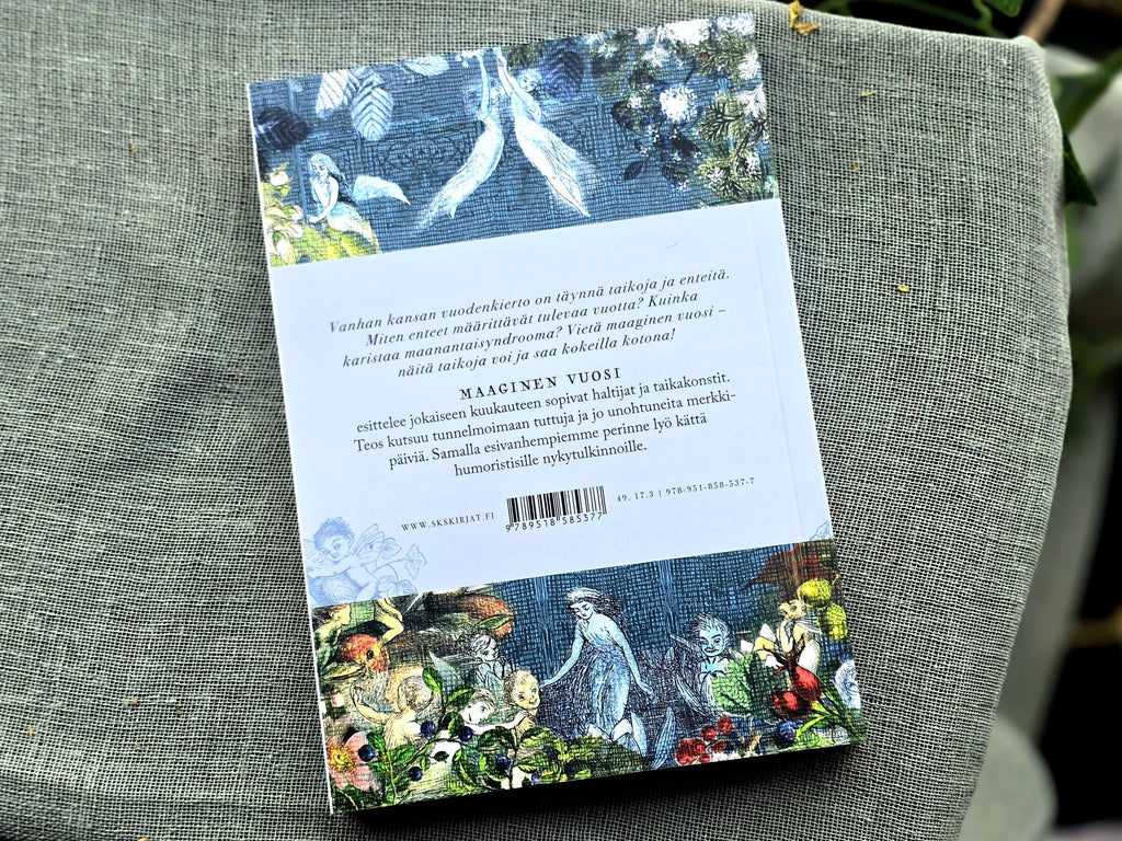 Lahjapakkaus sisältää Maaginen vuosi kirjan, Villi voima kortit ,sammalakaatti ja kukka-akaatti kivet. 