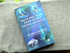 Lahjapakkaus, joka sisältää Shawn Leonardin kirjan Walking with Your Spirit Totem Animals, The Spirit Animal Oracle - kortit, Fluoriitti kiven,
Selestiitti kiven.