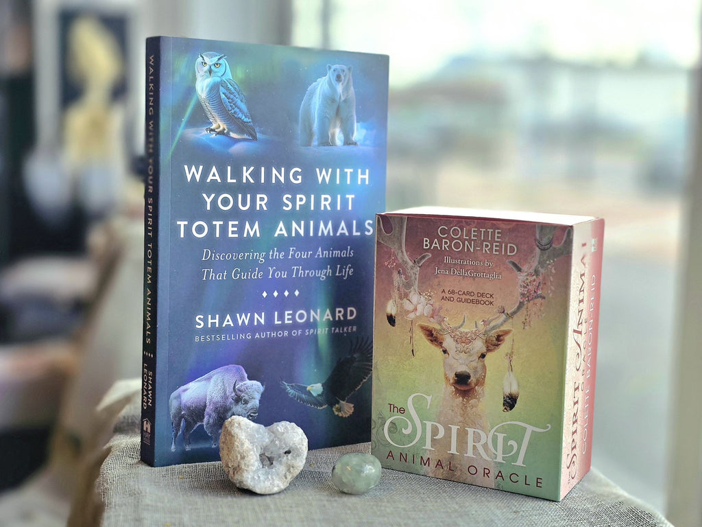 Lahjapakkaus, joka sisältää Shawn Leonardin kirjan Walking with Your Spirit Totem Animals, The Spirit Animal Oracle - kortit, Fluoriitti kiven,
Selestiitti kiven.