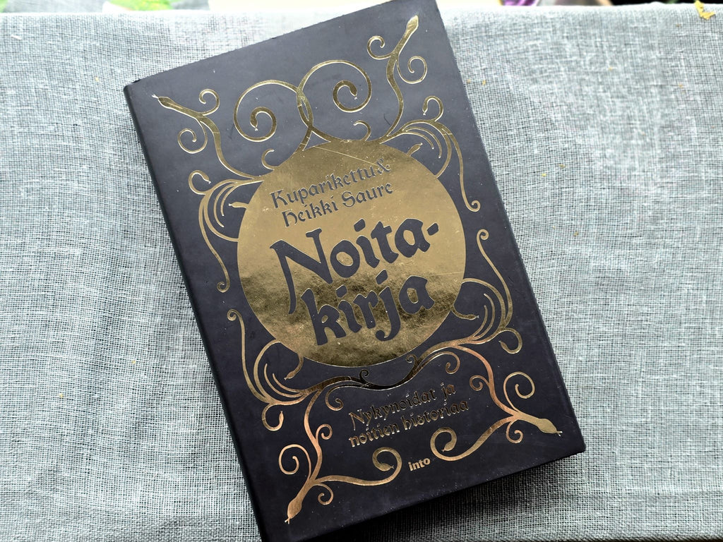 Lahajapakkaus sisältää Kuparikettu &Heikki Saure, Noitakirja; A.E. Waite Tarot - kortit;
Onyx kiven;
Ametisti kiven.