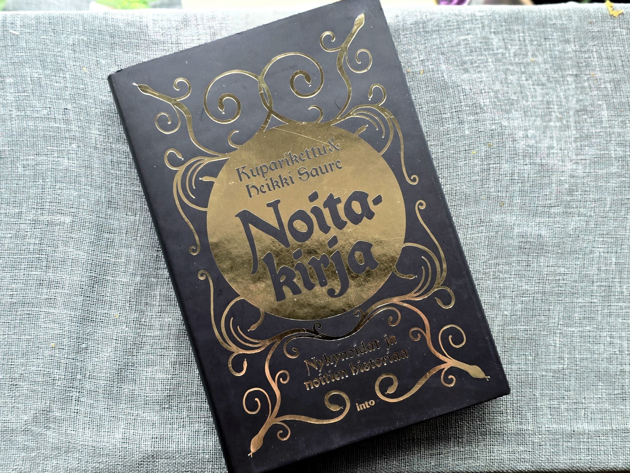 Lahajapakkaus sisältää Kuparikettu &Heikki Saure, Noitakirja; A.E. Waite Tarot - kortit;
Onyx kiven;
Ametisti kiven.