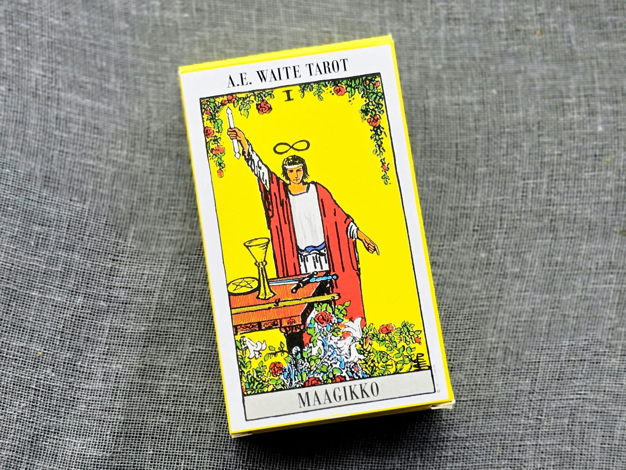 Lahajapakkaus sisältää Kuparikettu &Heikki Saure, Noitakirja; A.E. Waite Tarot - kortit;
Onyx kiven;
Ametisti kiven.