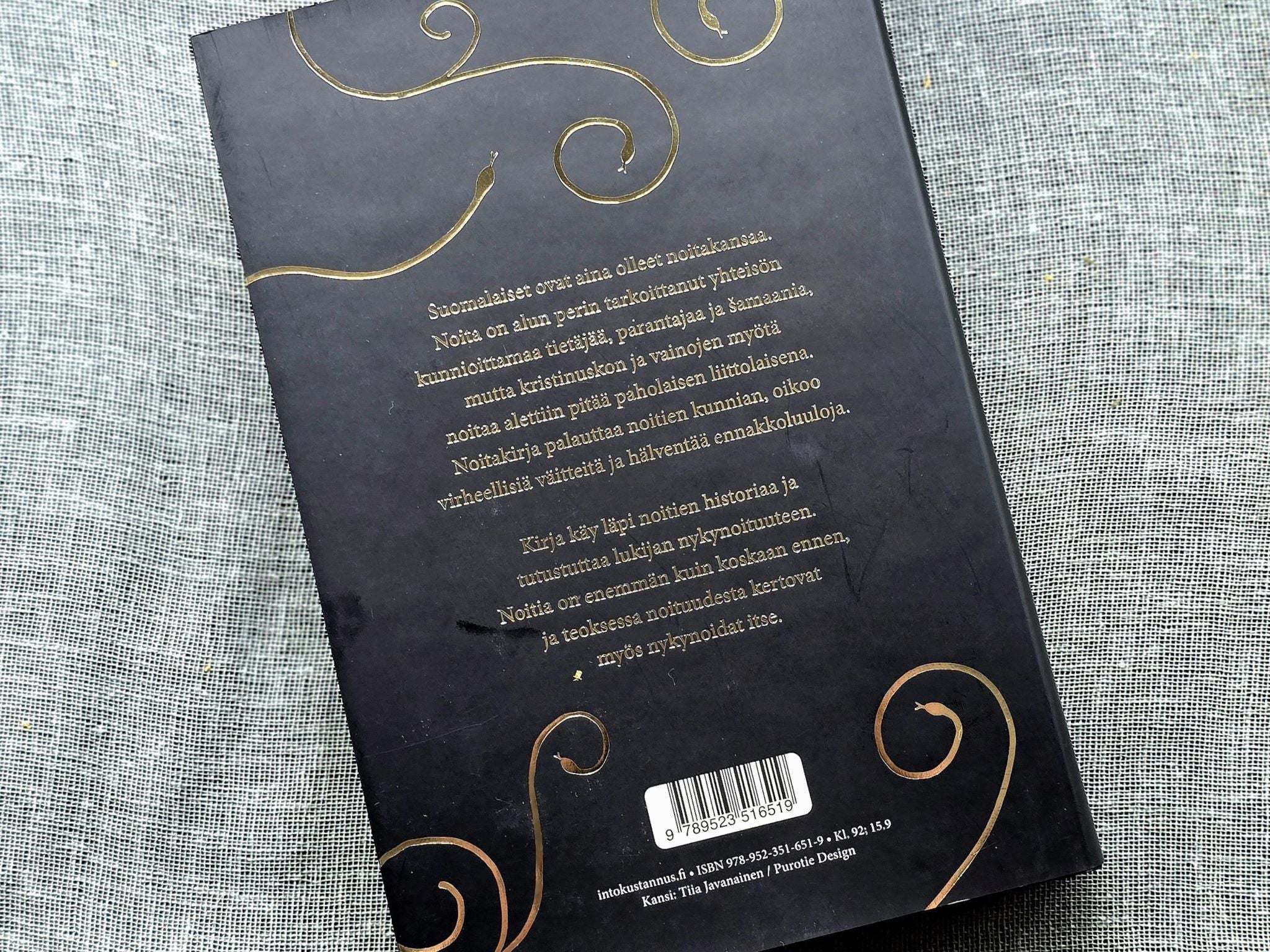 Lahajapakkaus sisältää Kuparikettu &Heikki Saure, Noitakirja; A.E. Waite Tarot - kortit;
Onyx kiven;
Ametisti kiven.