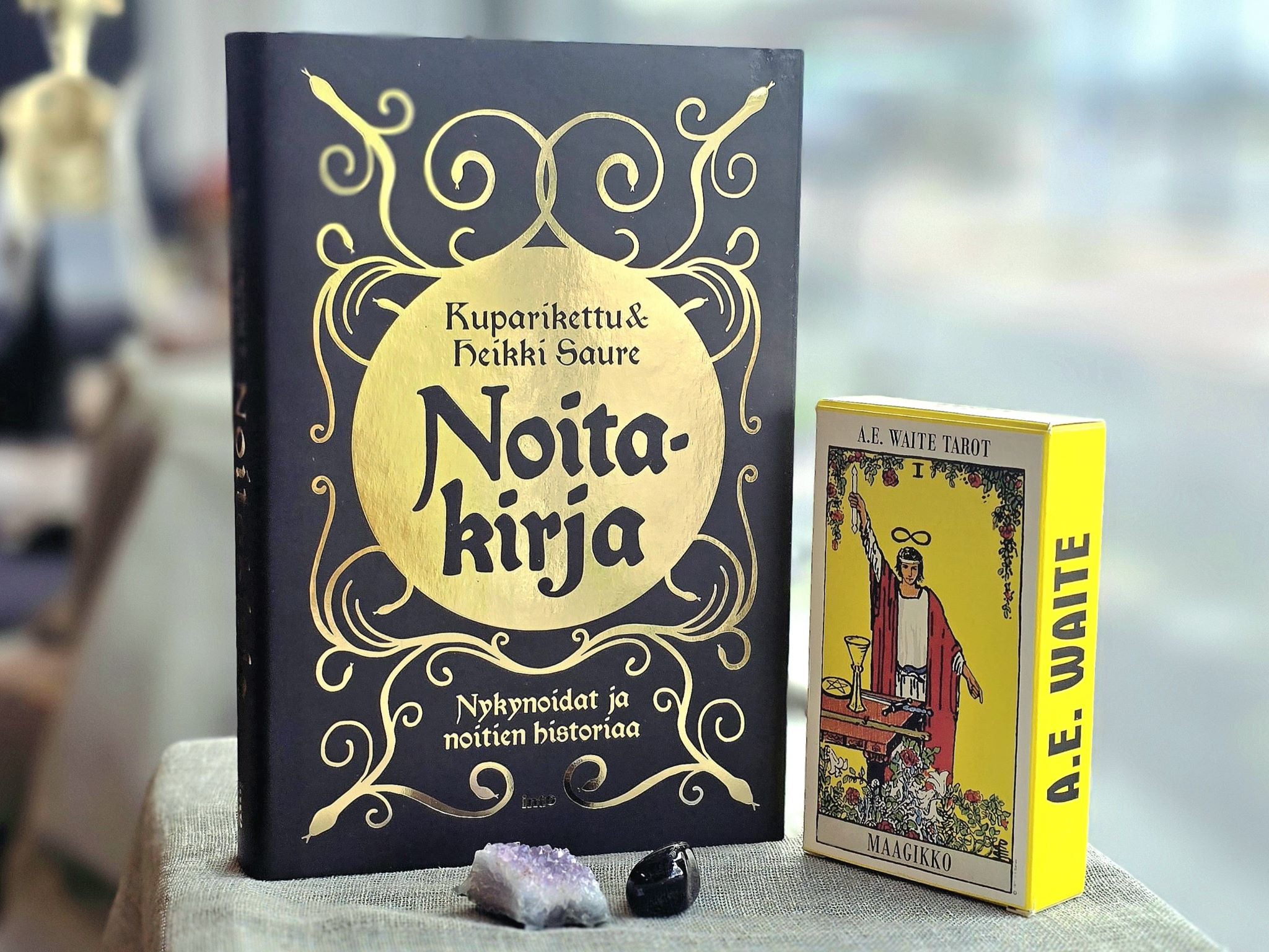 Lahajapakkaus sisältää Kuparikettu &Heikki Saure, Noitakirja; A.E. Waite Tarot - kortit;
Onyx kiven;
Ametisti kiven.