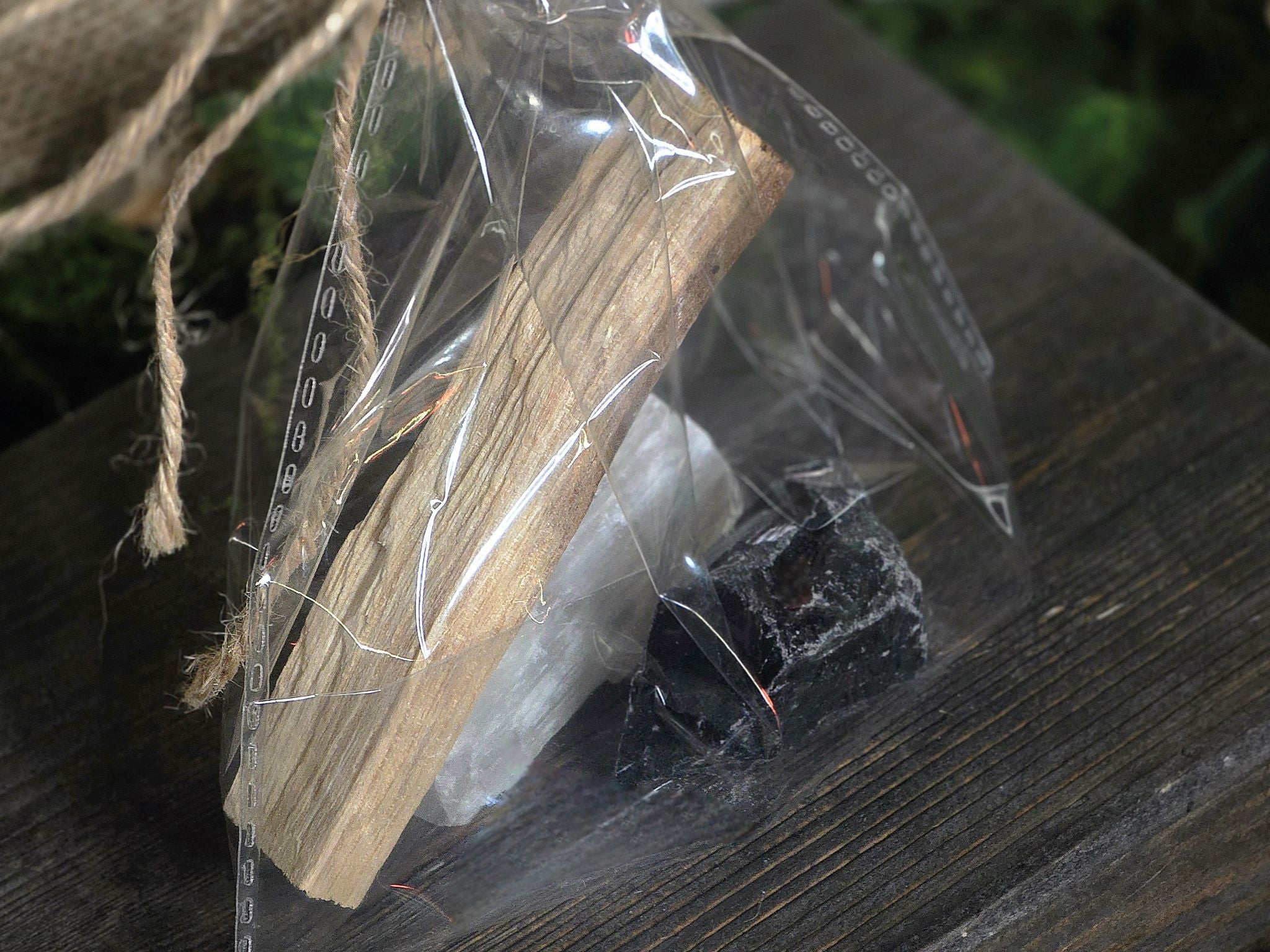 Lahjapussi sisältää obsidiaani, seleniitti ja palosanto suitsukkeen.