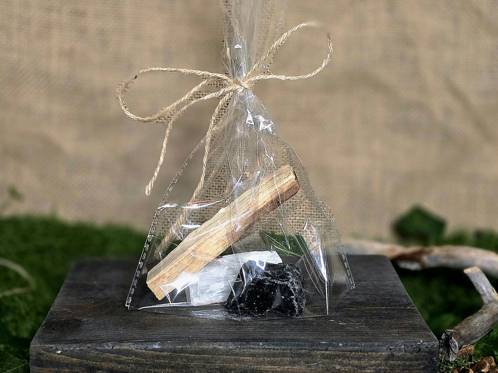 Lahjapussi sisältää obsidiaani, seleniitti ja palosanto suitsukkeen.