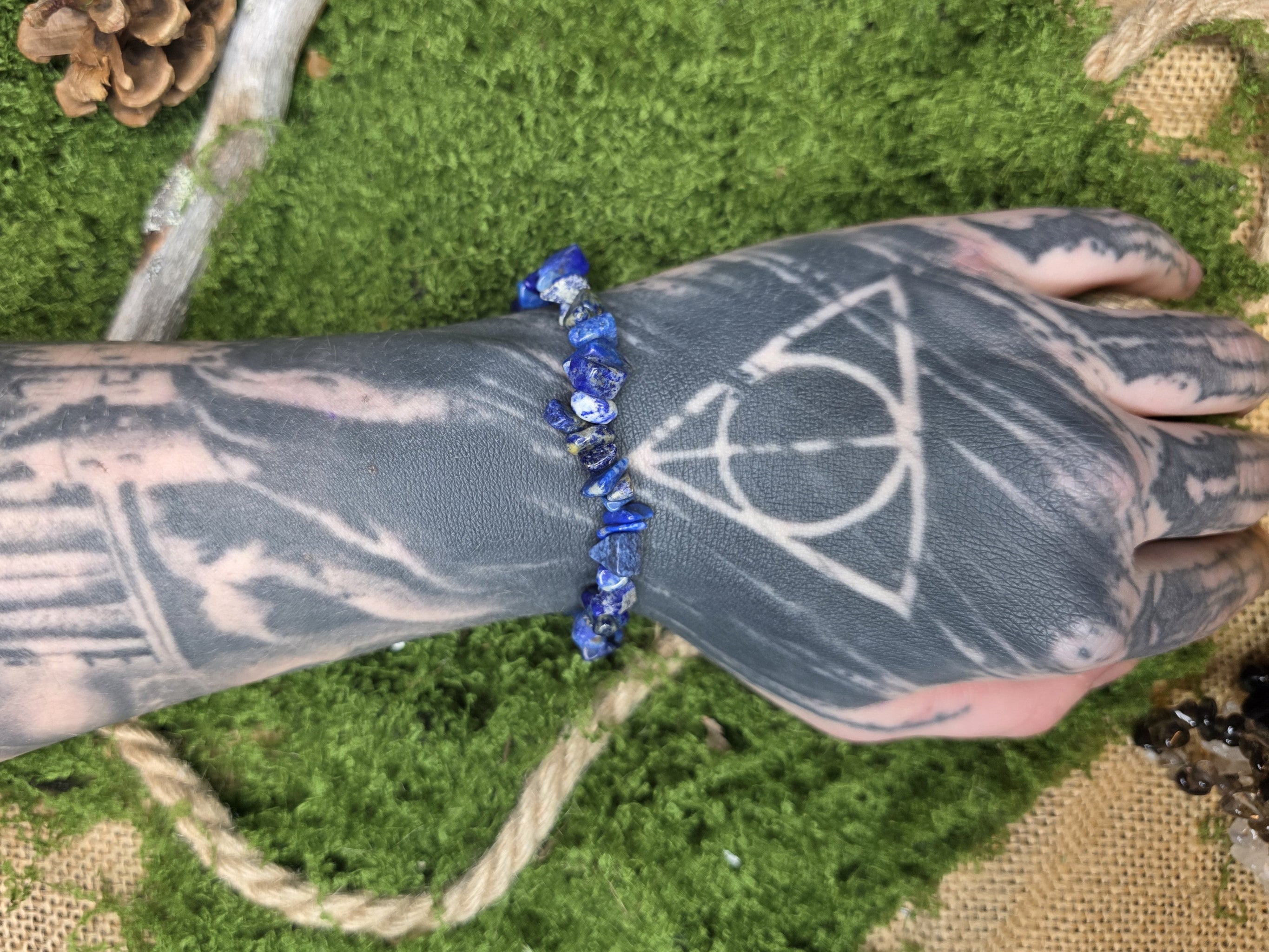 Lapiz Lazuli kivisiruista valmistettu rannekoru mallin kädessä. 