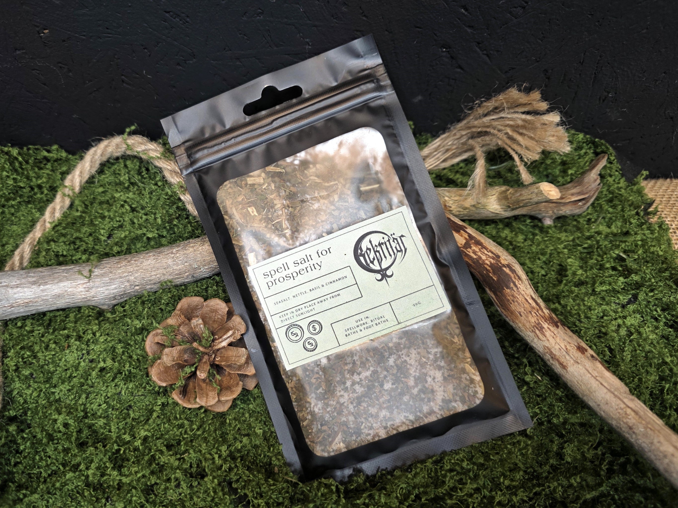 Vauraus suola 50g sisältää: merisuola, nokkonen, basilika, kaneli.