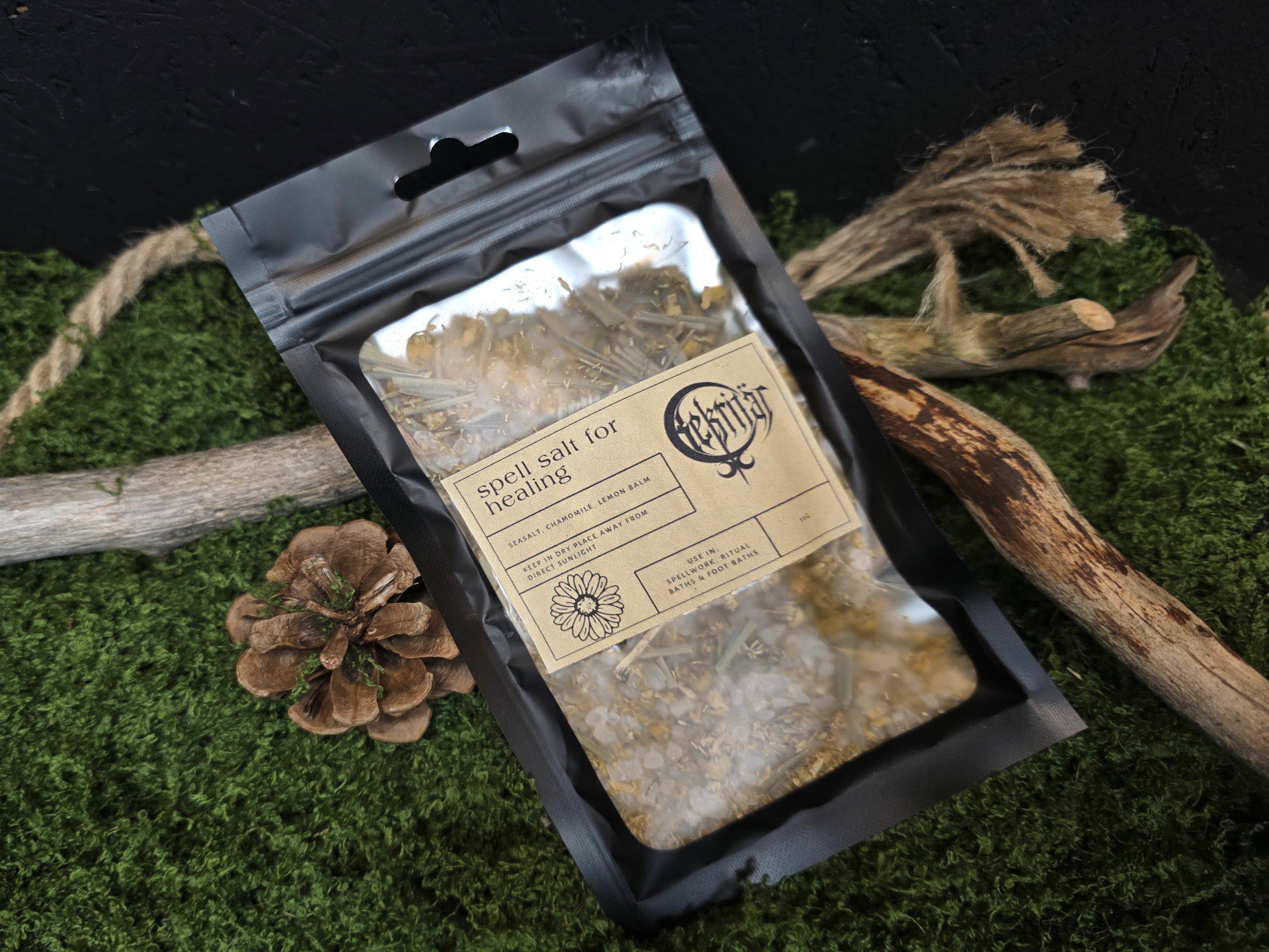 Loitsusuola sisältää:merisuola, kamomilla, sitruunamelissa.