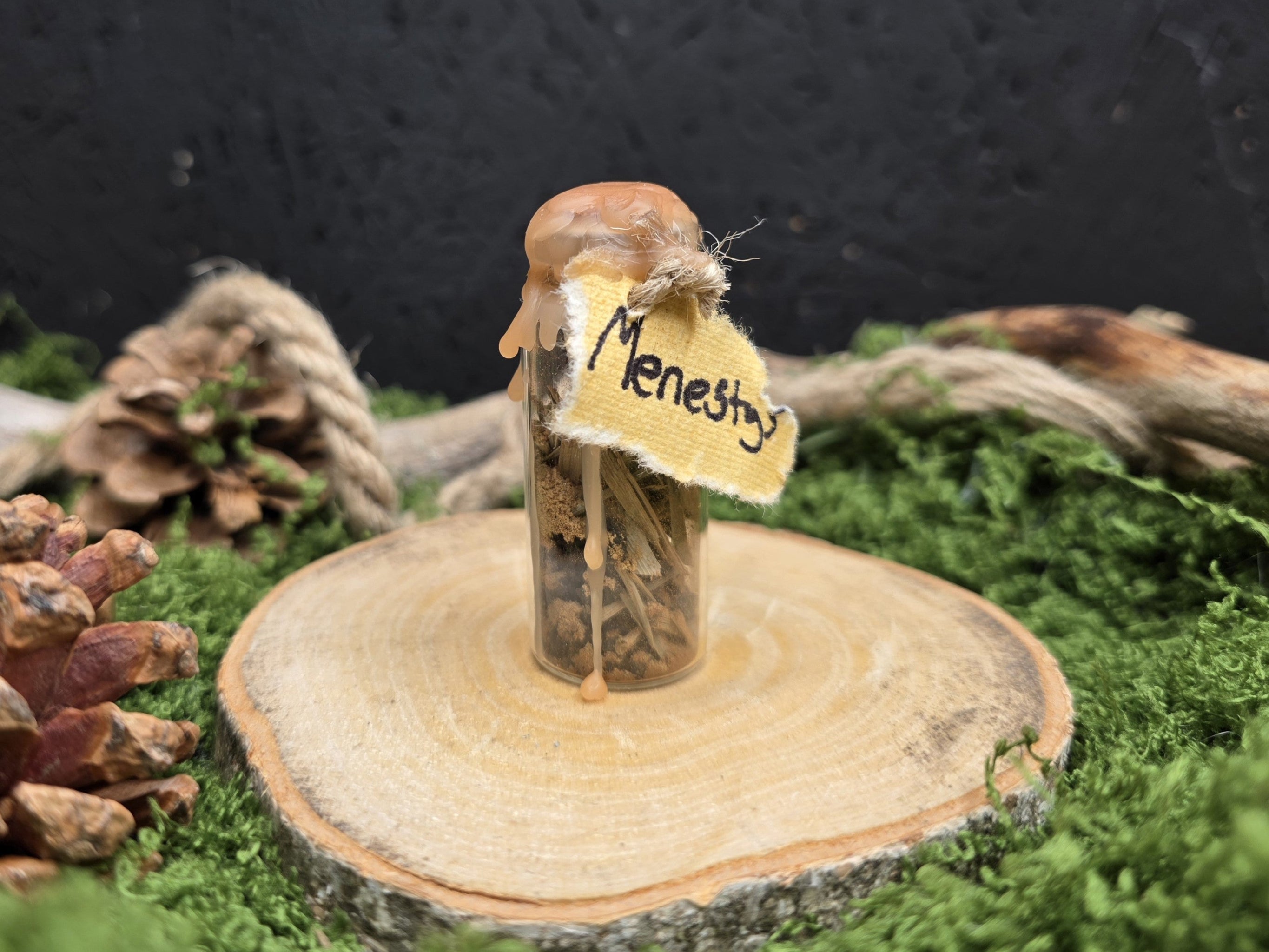 Loitsupullo sisältö: musta suola, kaneli, sitruunamelissa, sitriini ja oranssi vaha.