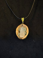 Kaulakoru, joka on valmistettu saksanpähkinänkuoresta, jäkälästä ja vuorikristallista. 