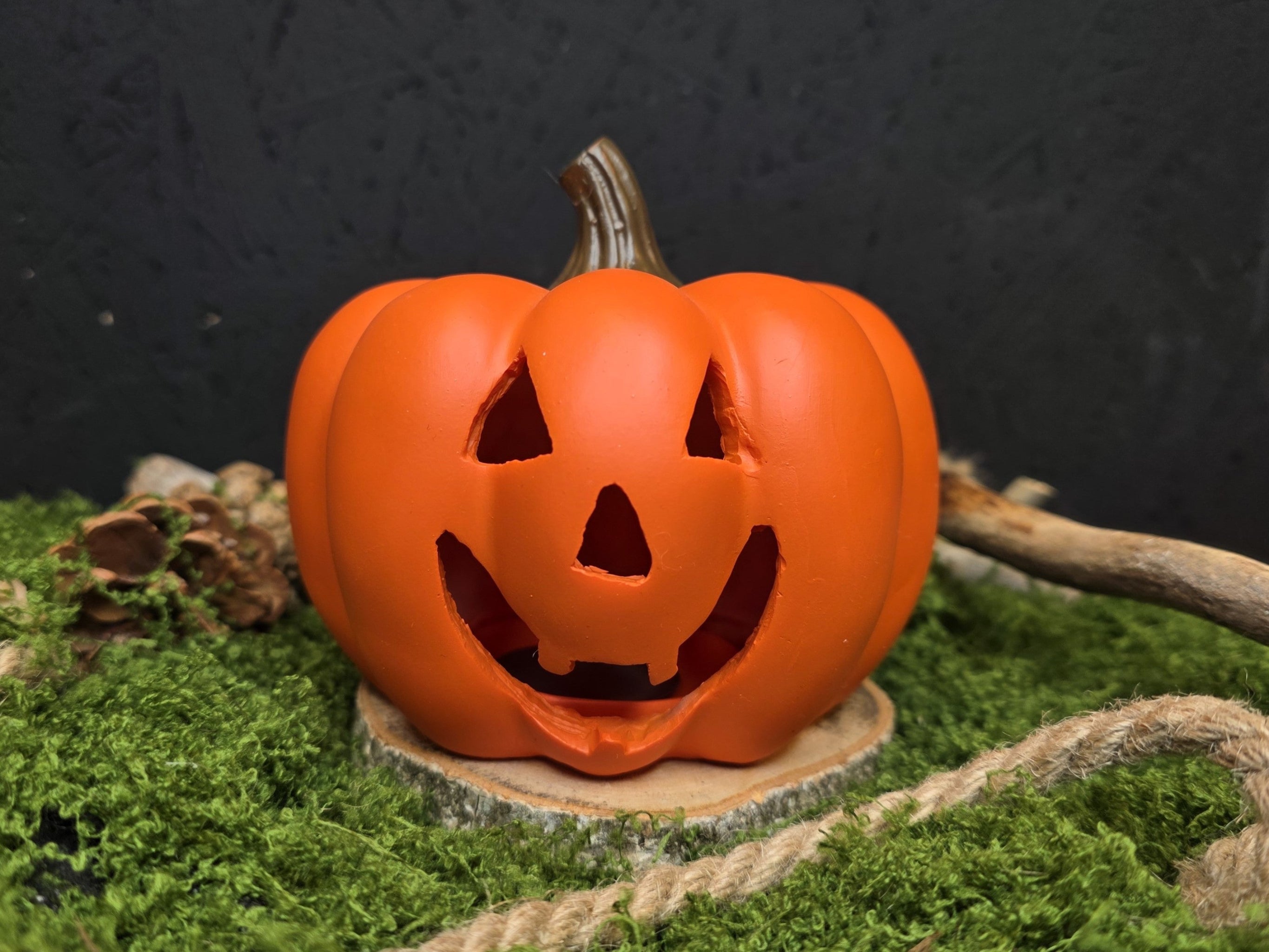 Oranssi kurpitsa suitsukepoltin