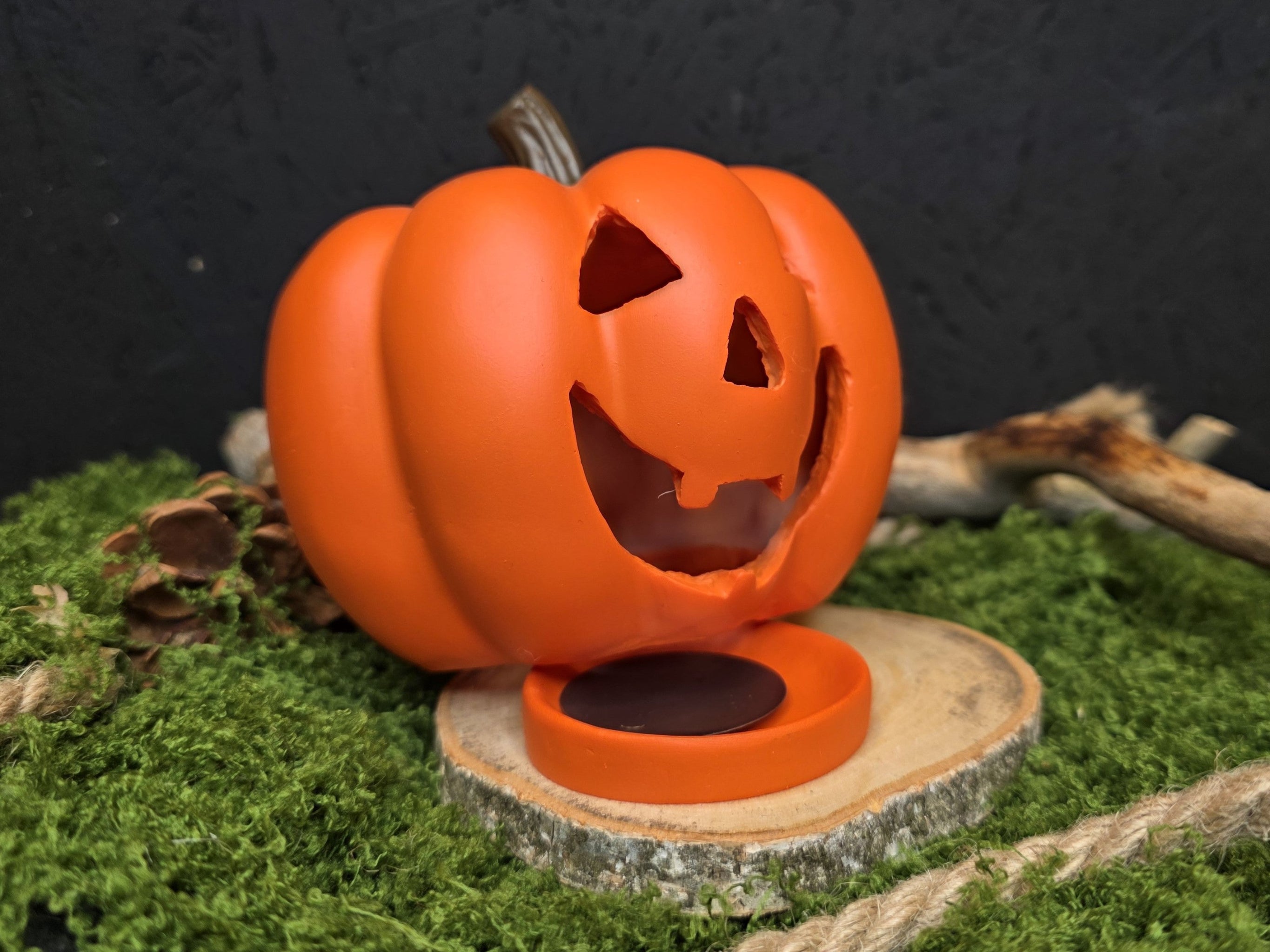 Oranssi kurpitsa suitsukepoltin