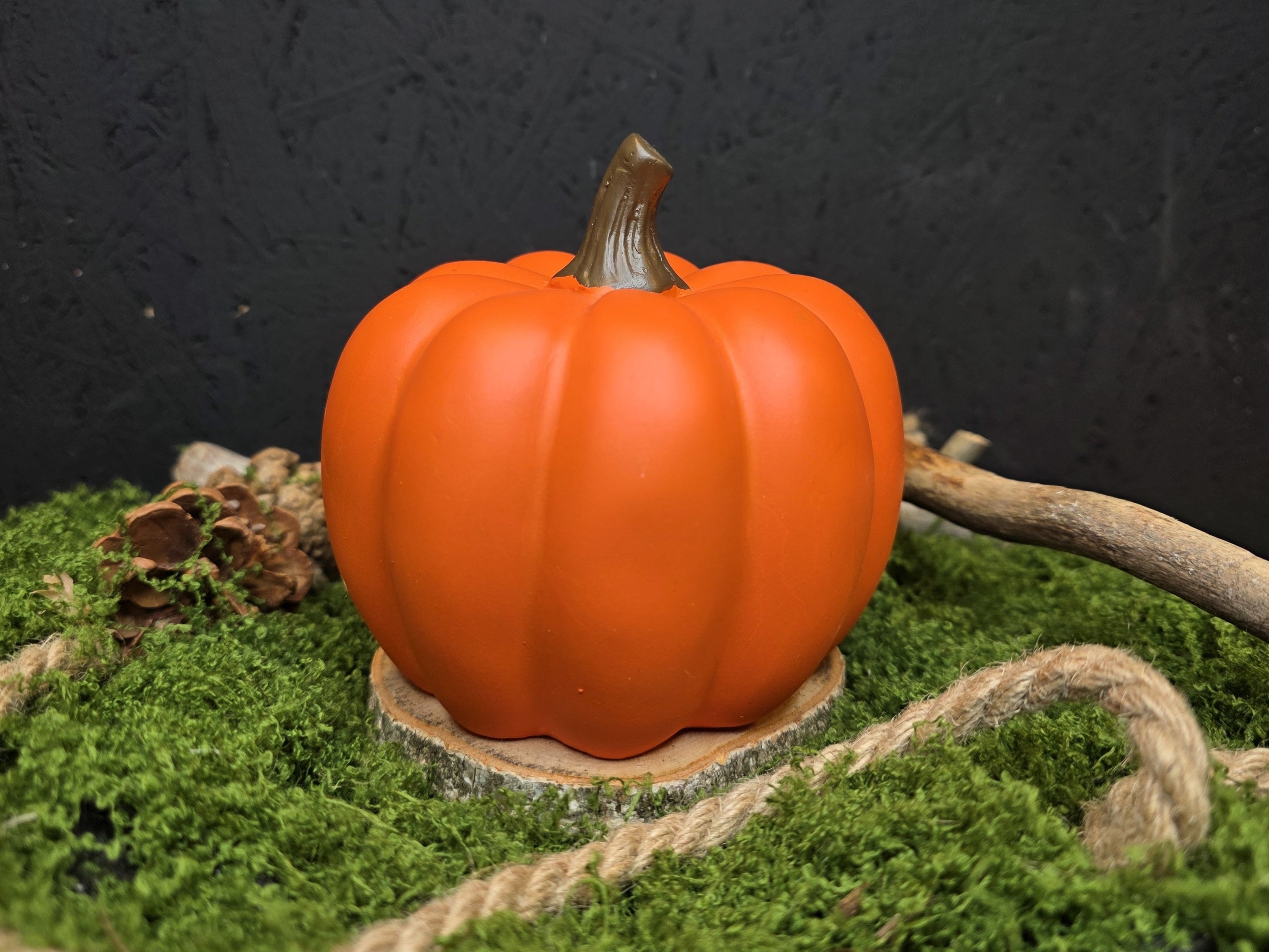 Oranssi kurpitsa suitsukepoltin
