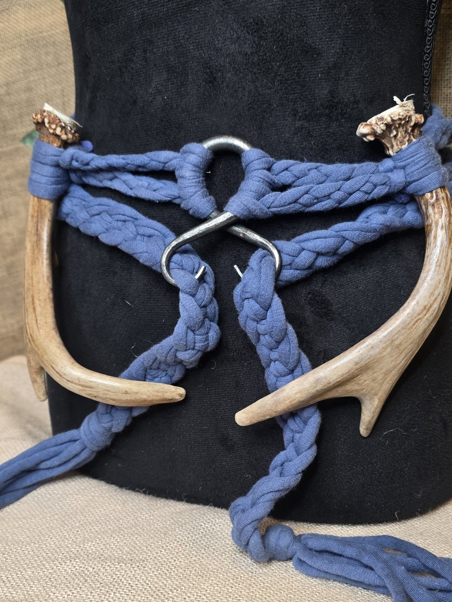 Peikonristivyö kauriin sarvi koristeilla. Puuvillaa.