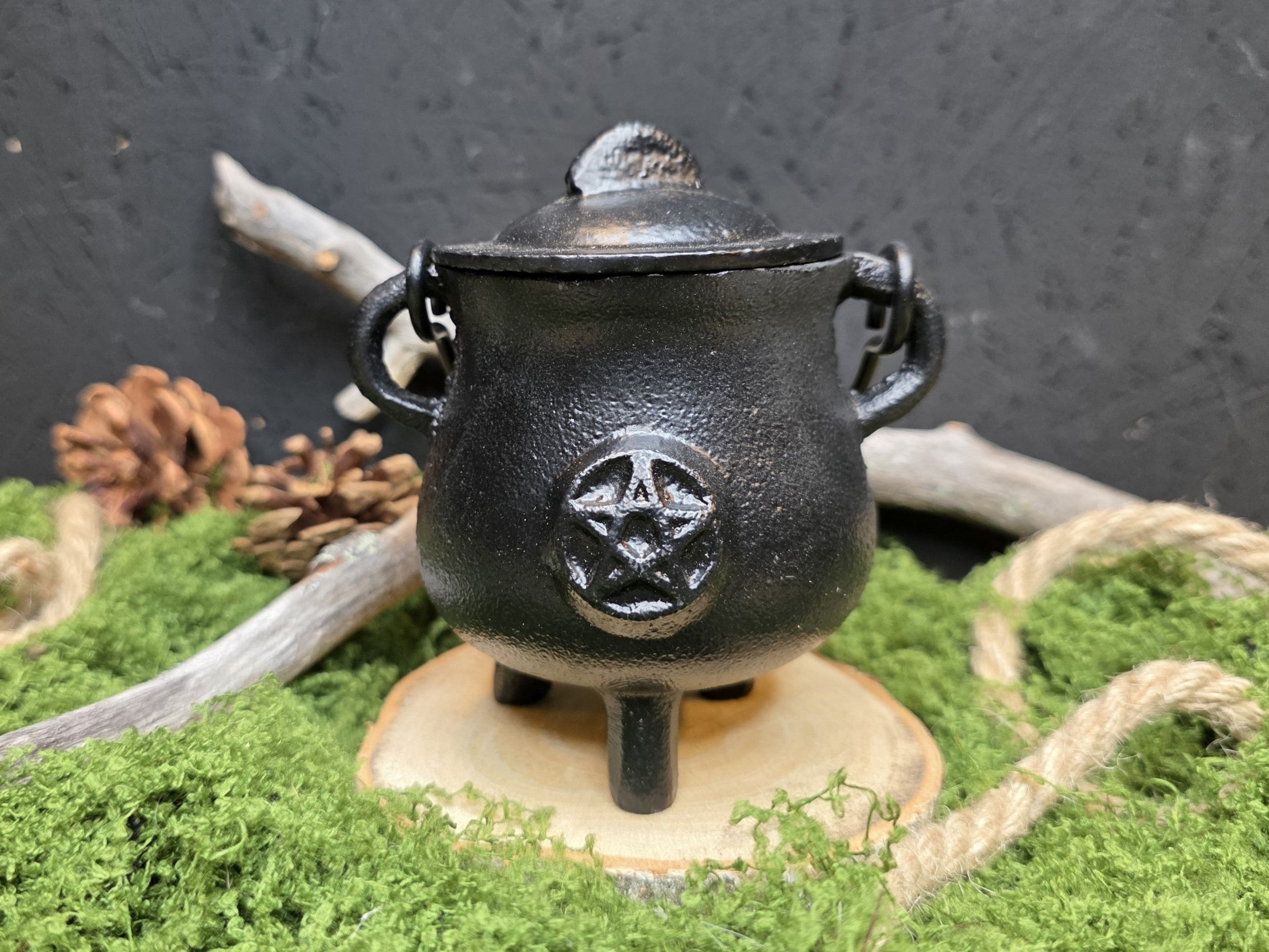 Valurautainen pieni pata rituaalityöskentelyyn. 