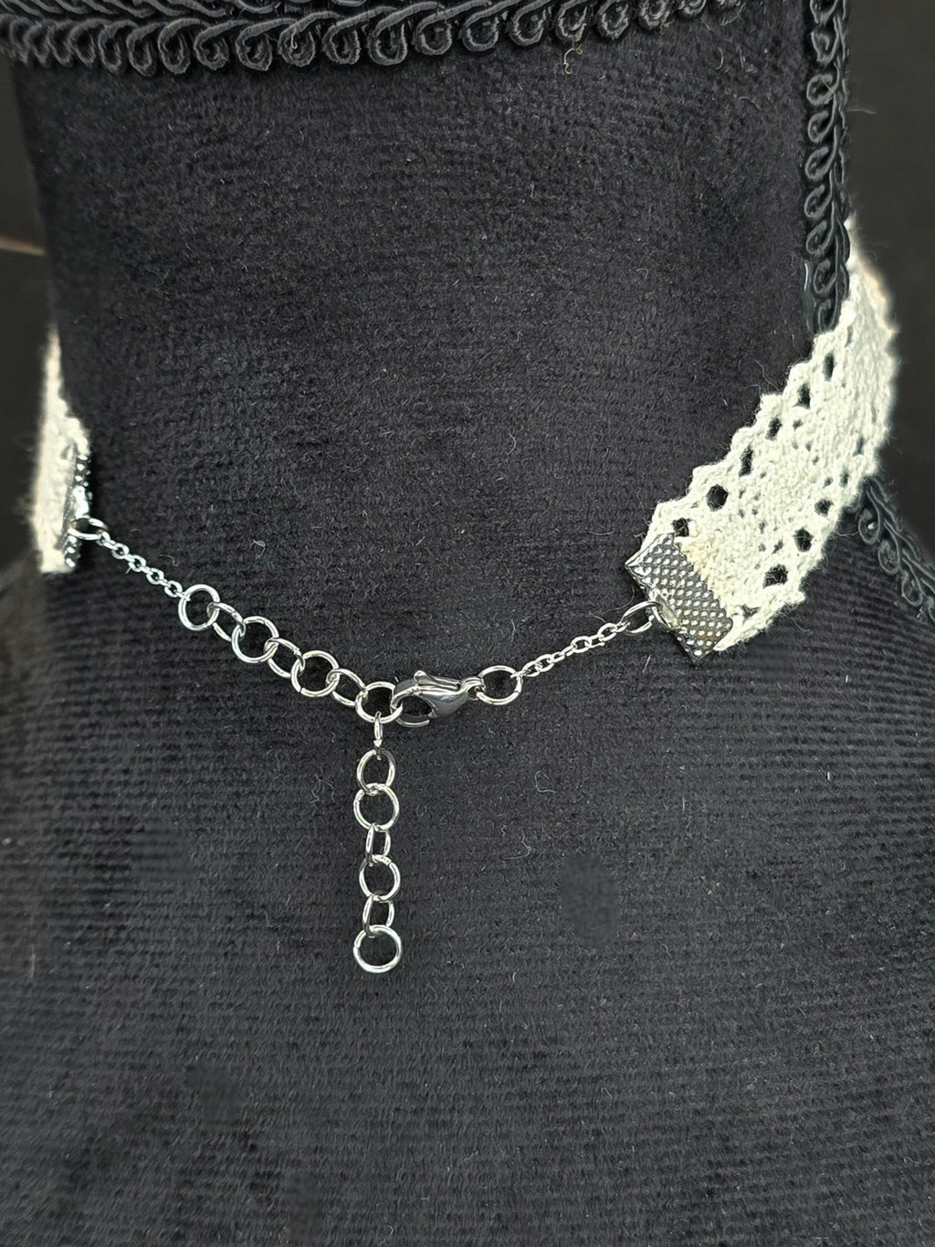 Käsityönä valmistettu pitsichoker kaulakoru, poronluu-angeliittihelmi riipuksella. Kuva riipuksen kiinnityksestä takana.