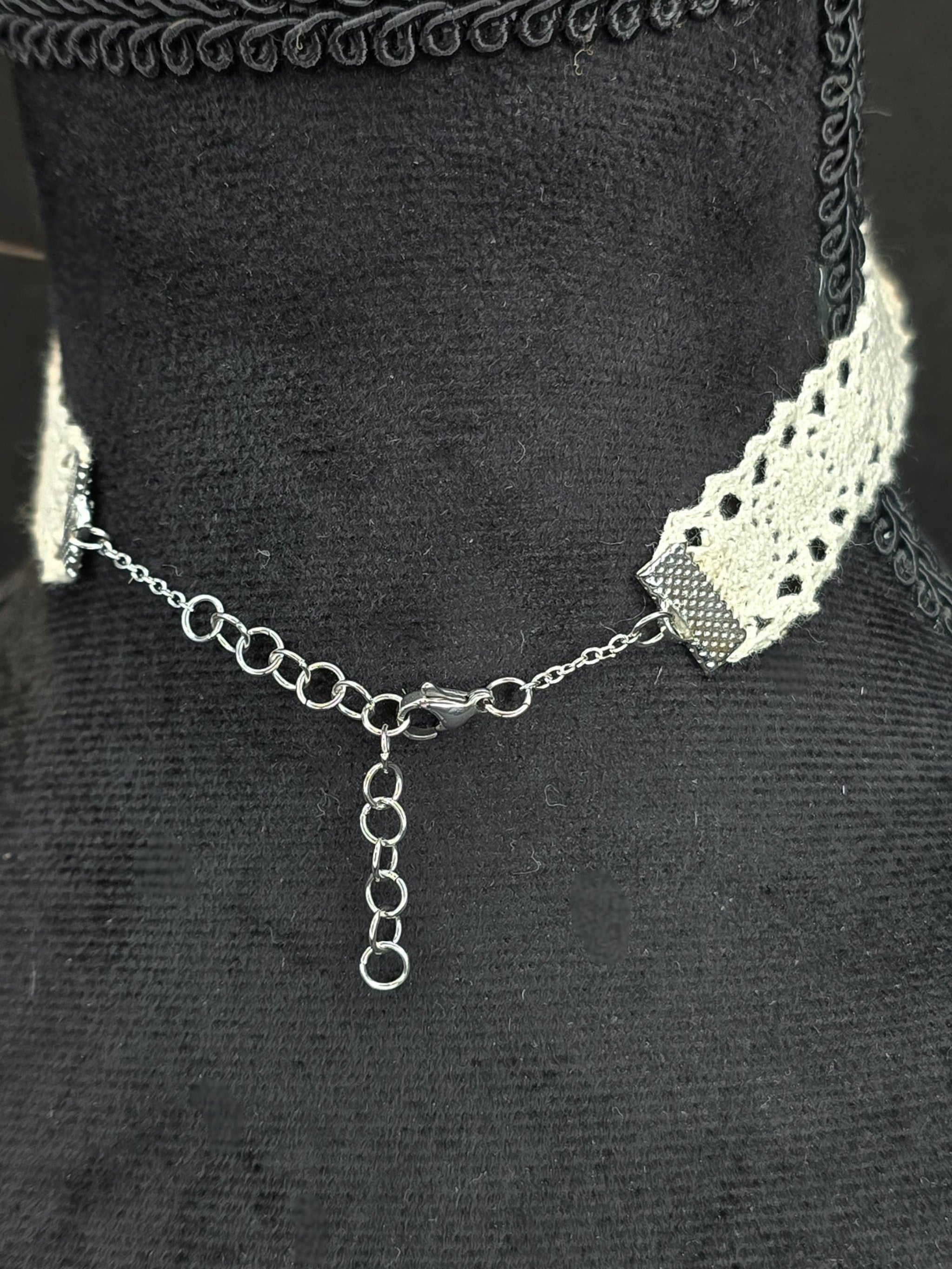 Käsityönä valmistettu pitsichoker kaulakoru, poronluu-angeliittihelmi riipuksella. Kuva riipuksen kiinnityksestä takana.