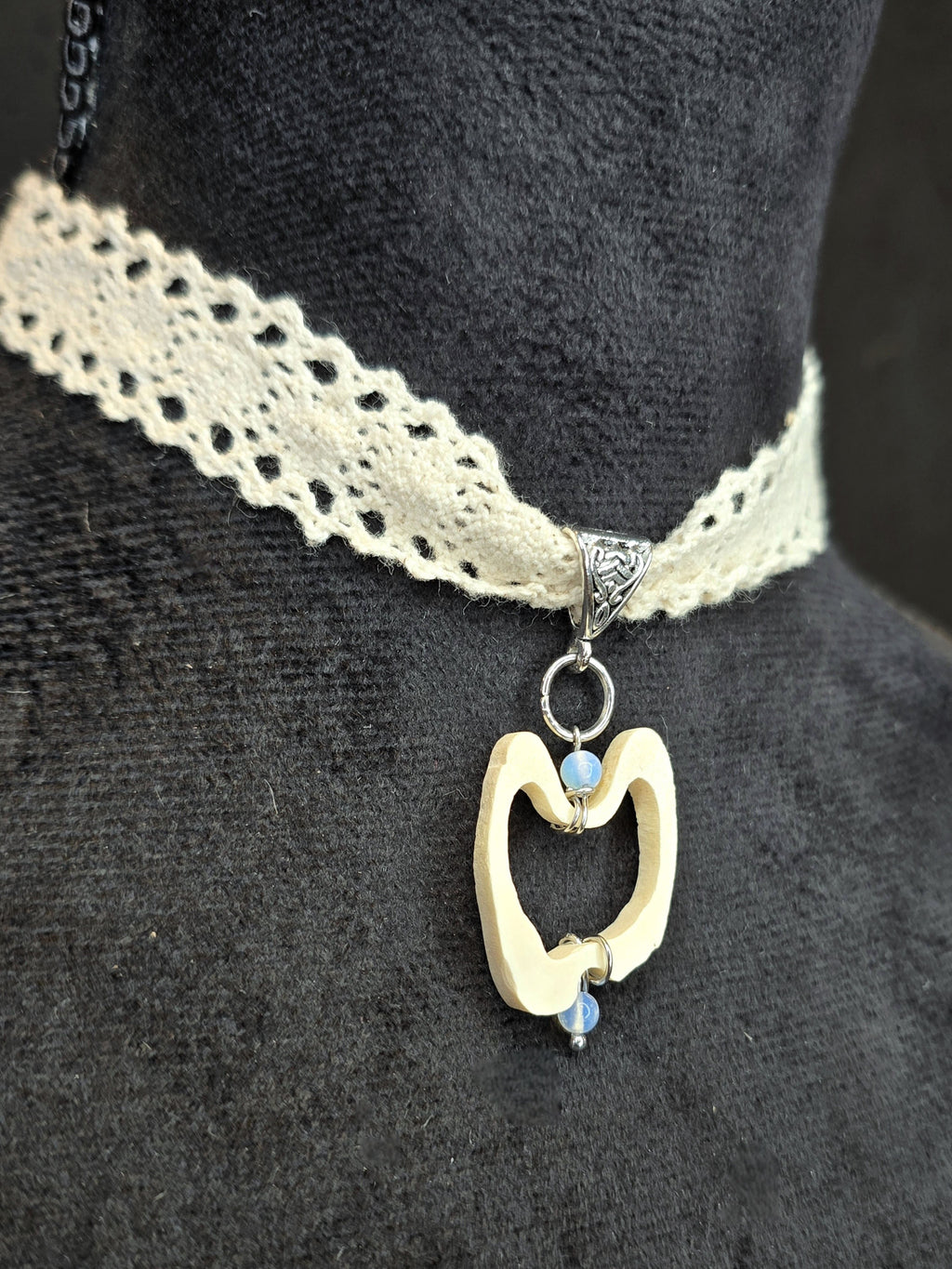 Käsityönä valmistettu pitsichoker kaulakoru, poronluu-angeliittihelmi riipuksella. 