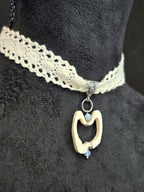 Käsityönä valmistettu pitsichoker kaulakoru, poronluu-angeliittihelmi riipuksella. 