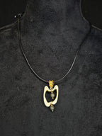 Poronluusta valmistettu kaulakoru, jossa keskellä pyriittihelmiä. 