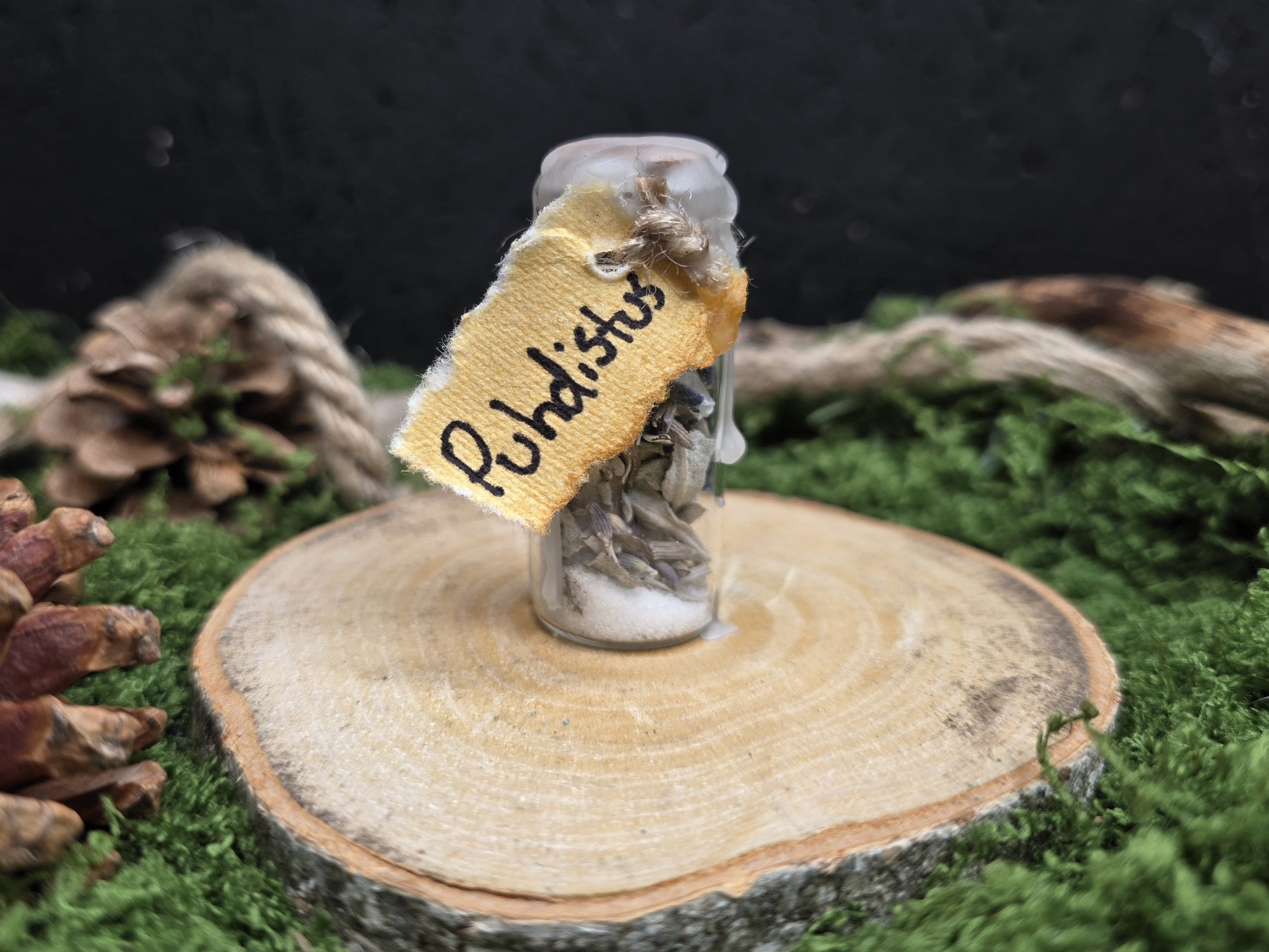 Loitsupullon sisältö: merisuola, laventeli, valkosalvia, seleniitti, valkoinen vaha.