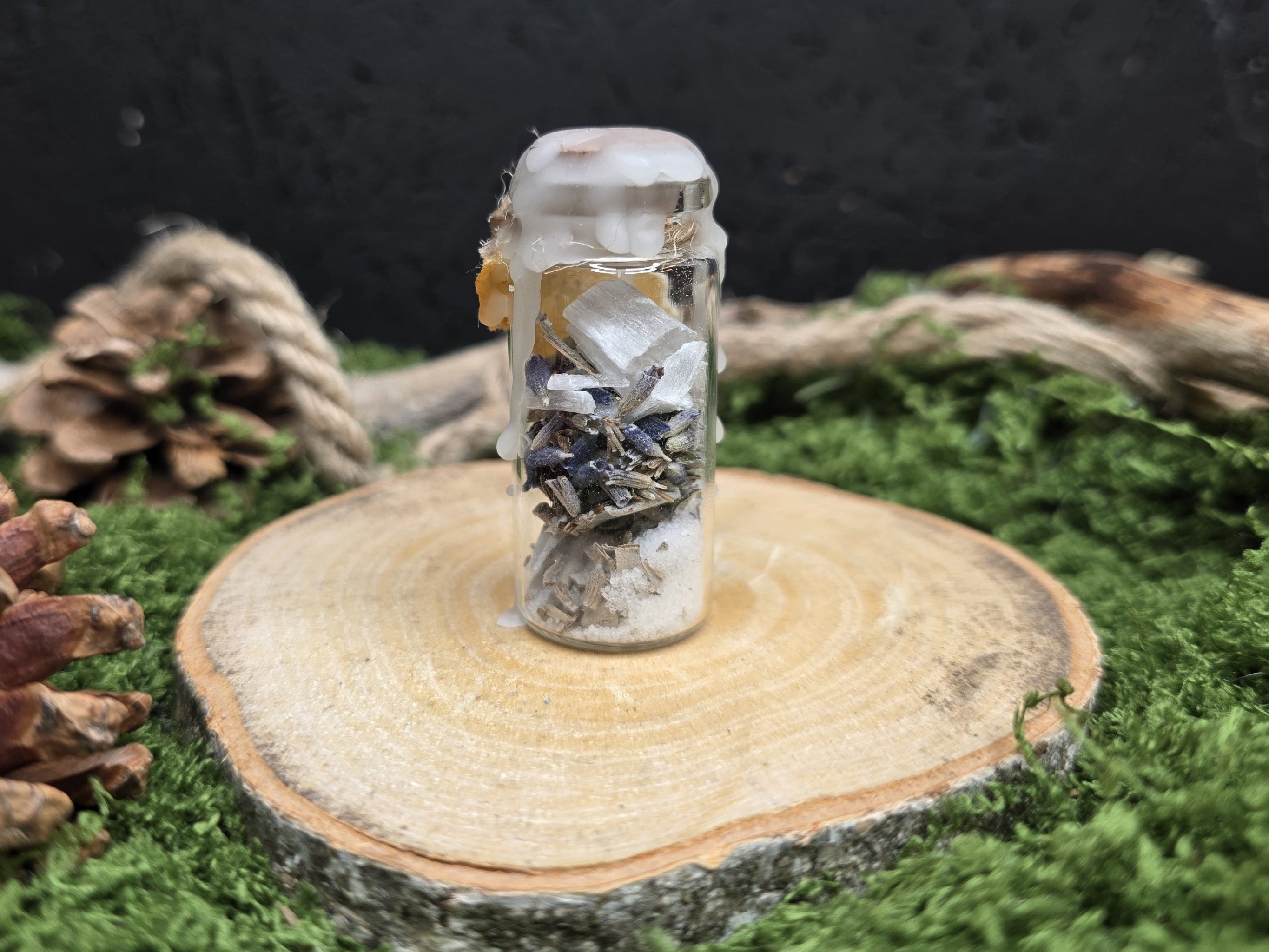 Loitsupullon sisältö: merisuola, laventeli, valkosalvia, seleniitti, valkoinen vaha.