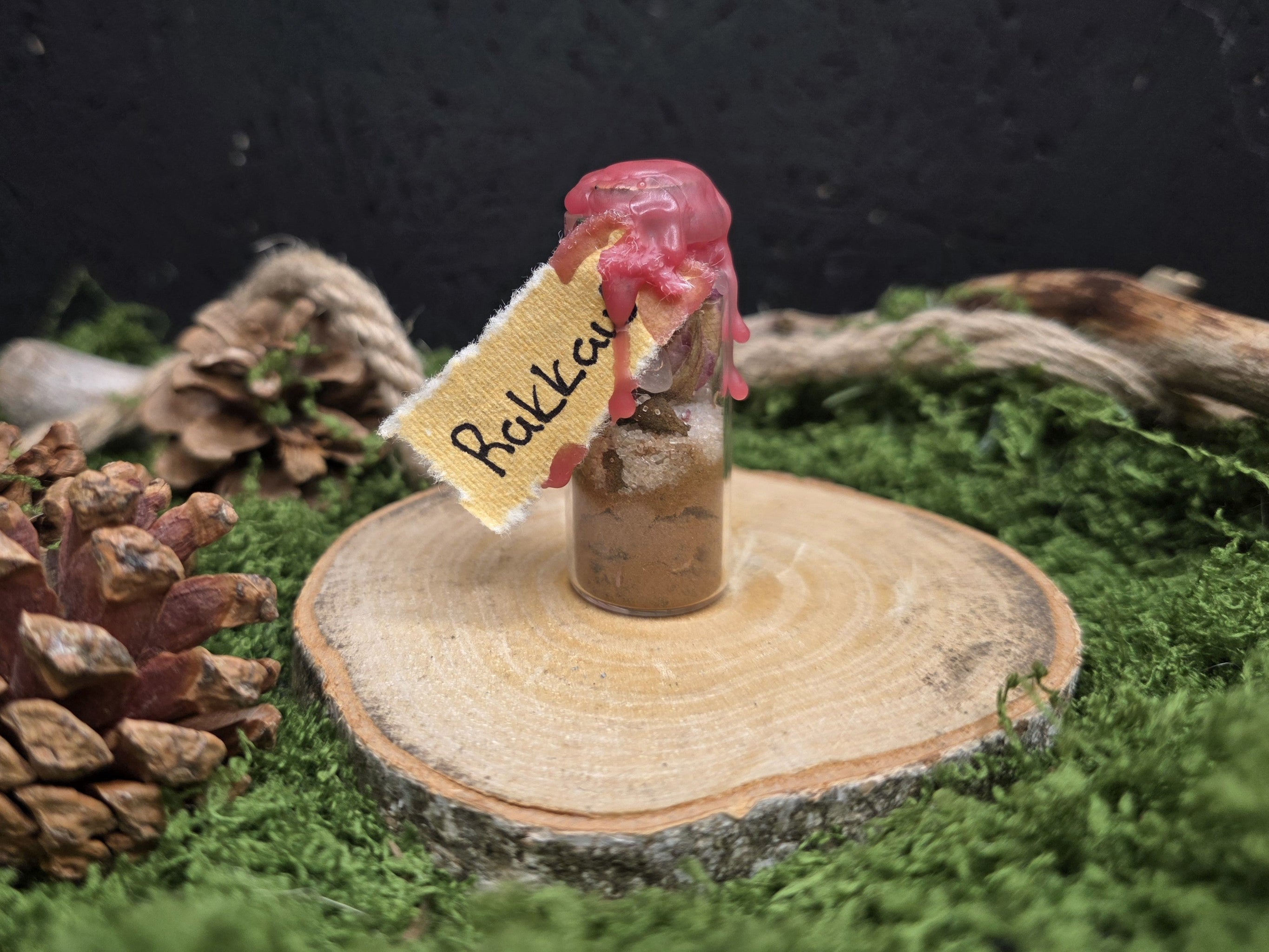 Loitsupullon sisältö: himalajan vaaleanpunainen suola, sokeri, kaneli, ruusu, ruusukvartsi, punainen vaha.