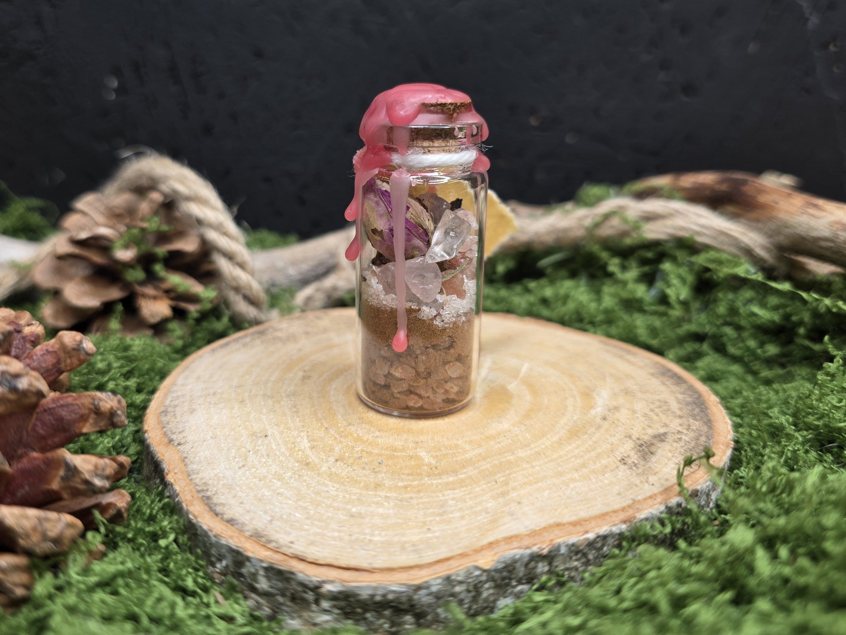 Loitsupullon sisältö: himalajan vaaleanpunainen suola, sokeri, kaneli, ruusu, ruusukvartsi, punainen vaha.