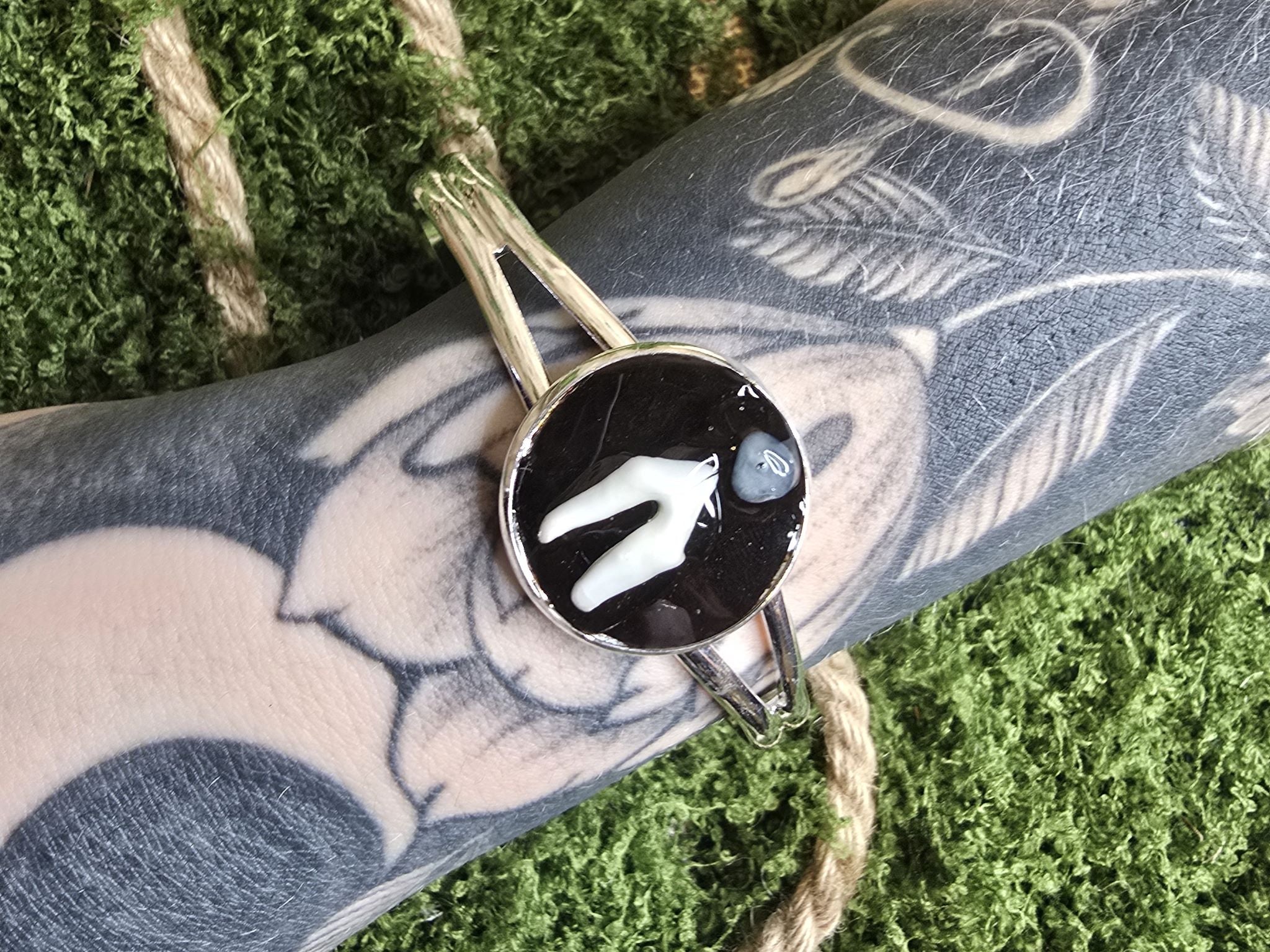 Ketun hampaasta ja kuukivestä tehty rannekoru. 