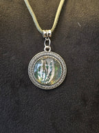 Kaulakoru, jossa lasiriipuksessa riikinkukonsulkaa. 