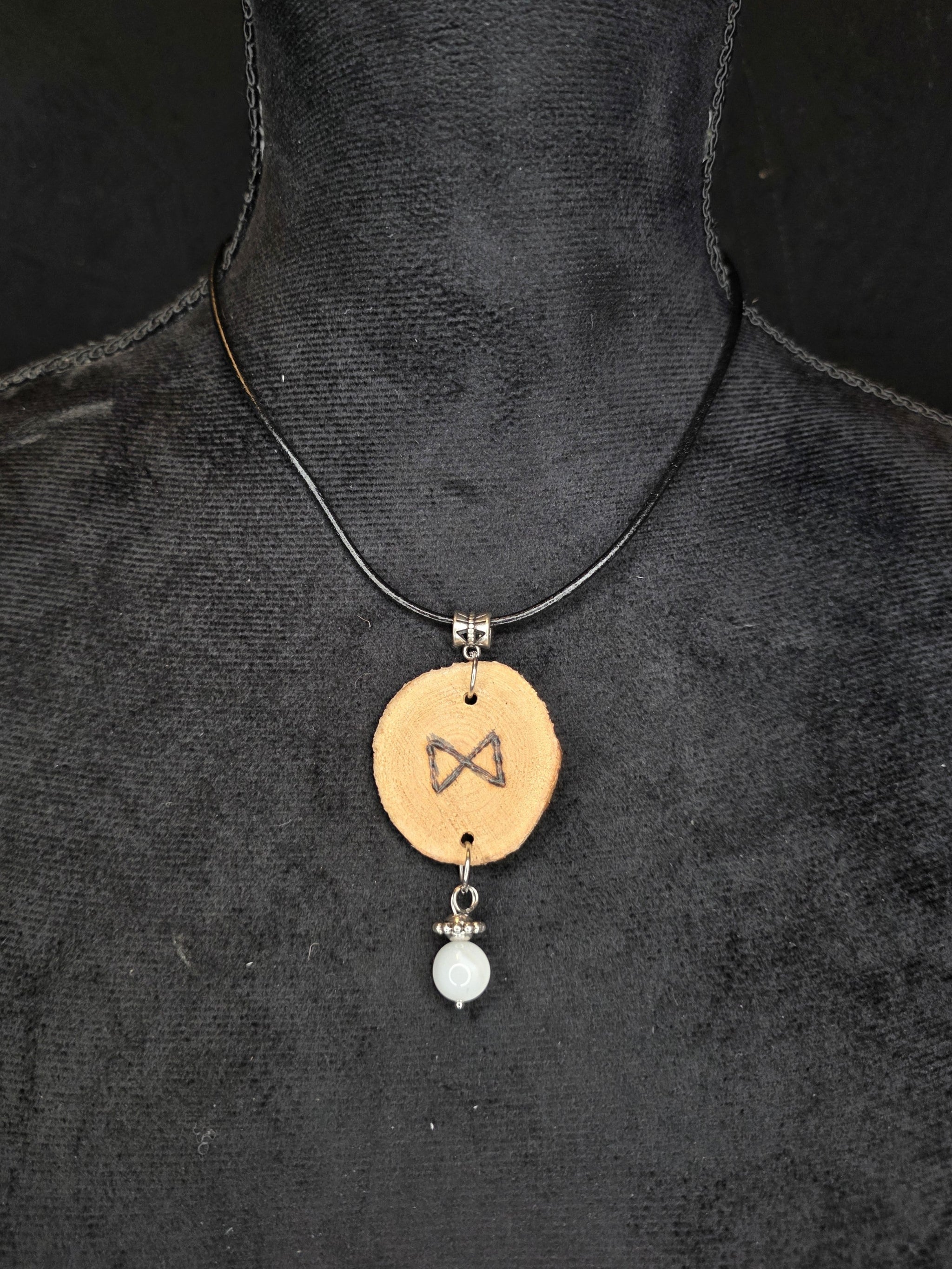 Amuletti, puukiekko, jossa riimukuvio, Kuukivihelmi.