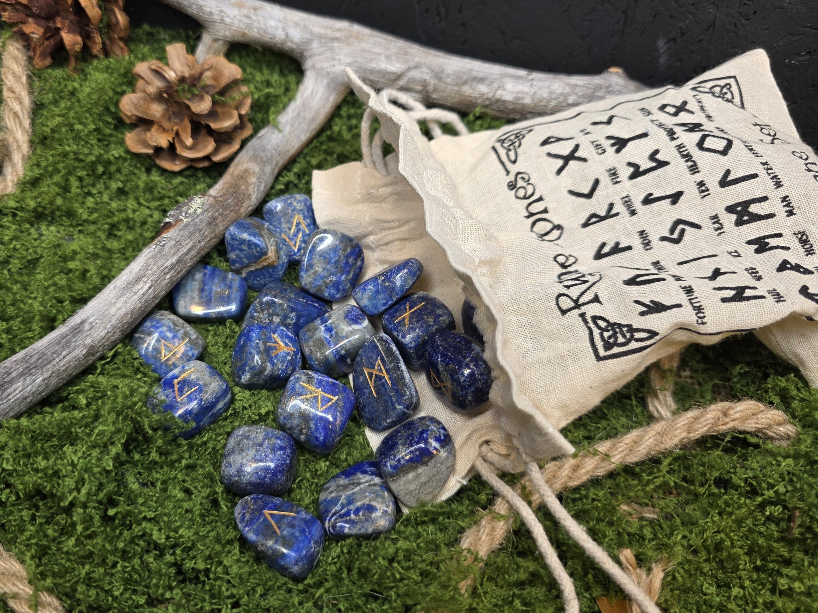 Lapis Lazuli riimukivet säilytyspussissa. Ennustamiseen. 