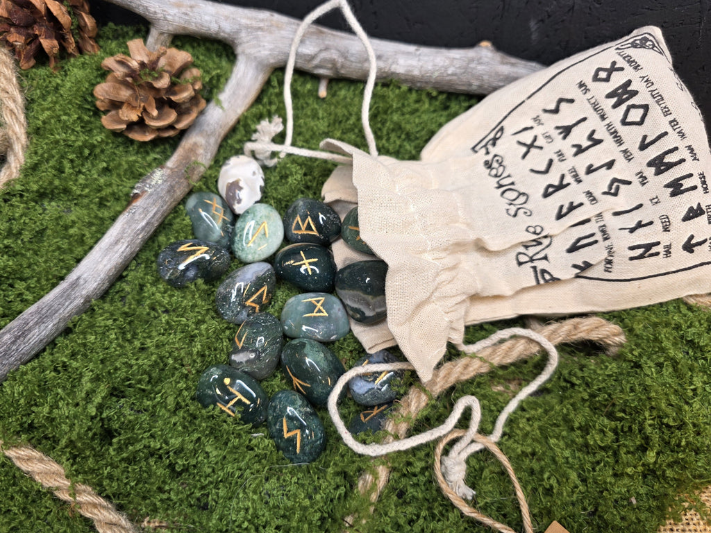 Sammalakaatti riimukivet säilytyspussilla.