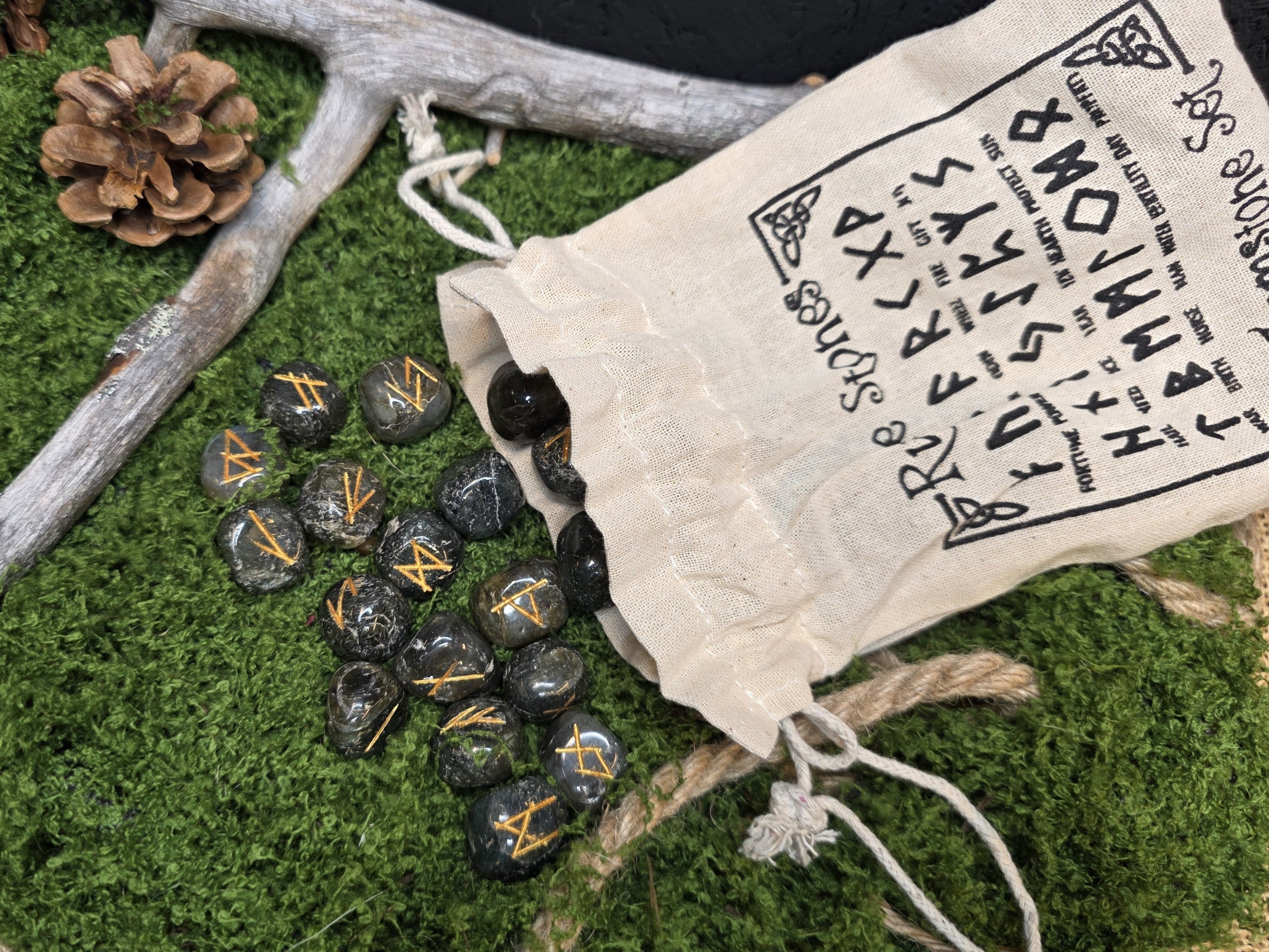 Labradoriitti riimukivet säilytyspussilla.